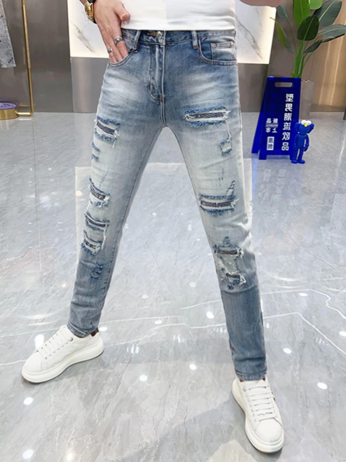 

Men's Faionable Light Blue Ripped Denim Jeans High Street Sle Slim Fit Long Pants Summer 2025 Diamond Embellied Jeans