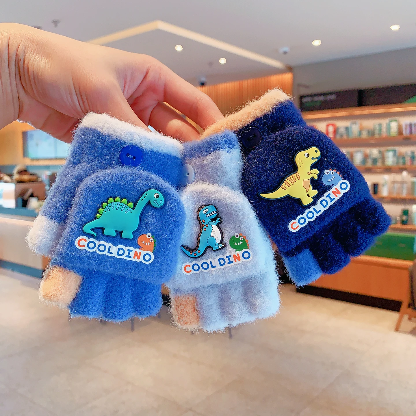 2-in-1 umklappbare Fäustlinge, dick mit Fleece gefüttert, weicher, flauschiger Plüsch, niedliche Snap-Flip-Top-Handschuhe mit Farbblock-Design, winddicht und warm, für Jungen – Detail 5