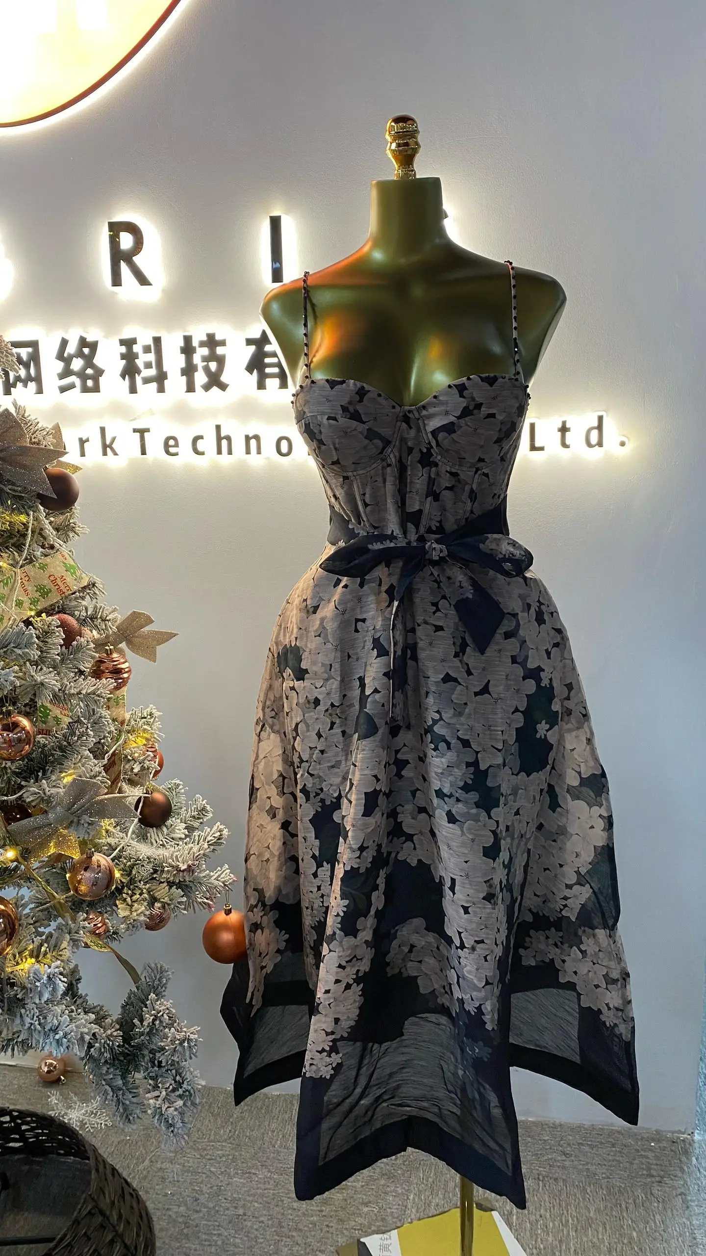 

Summer 2025 New Temperament Long Dress Retro Waist Cinched square Neck Suspender Dress for Women-GZKK031