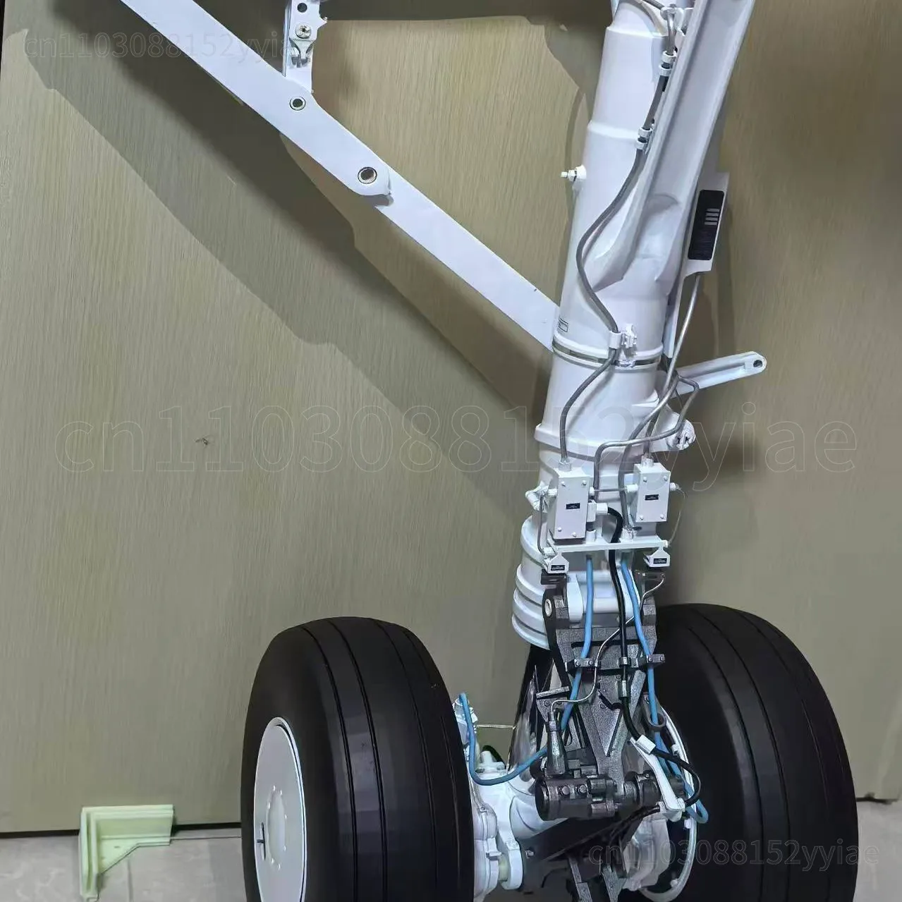 High Model Simulation of The Landing Gear of The B737 Aircraft Showcases The Art of Large-scale Flight