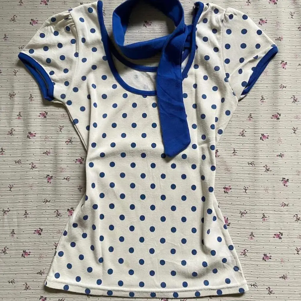 HANYAYA Y2K Top Corto Halter de Manga Corta con Estampado de Lunares Azules y Blancos Estilo Retro Americano para Mujer, Camisa de Verano Ajustada con Ribete en Contraste, Estilo Dulce y Moderno