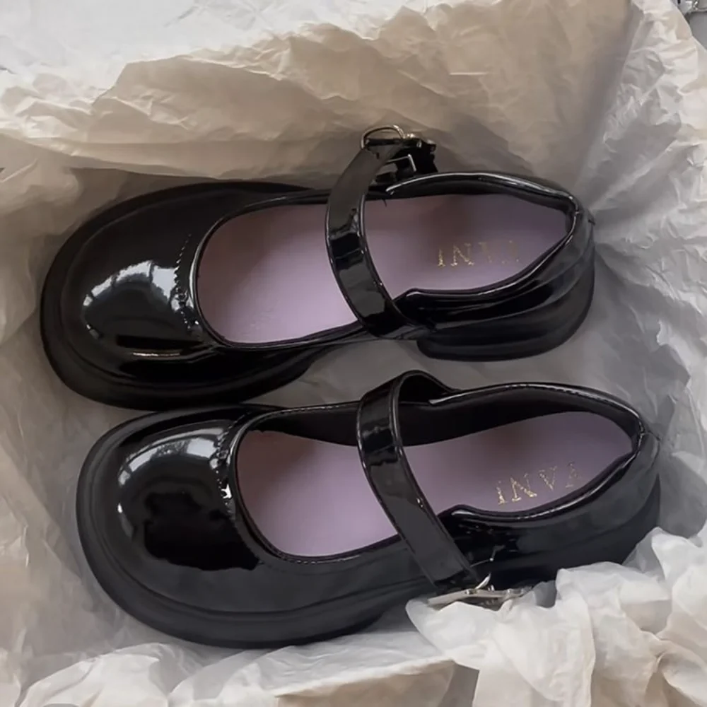 Damen Lackleder Mary Jane Plateau-Schuhe, Schmetterlingsschnallenverschluss, Bequeme Freizeitschuhe für JK-Schuluniformen – Detail 8