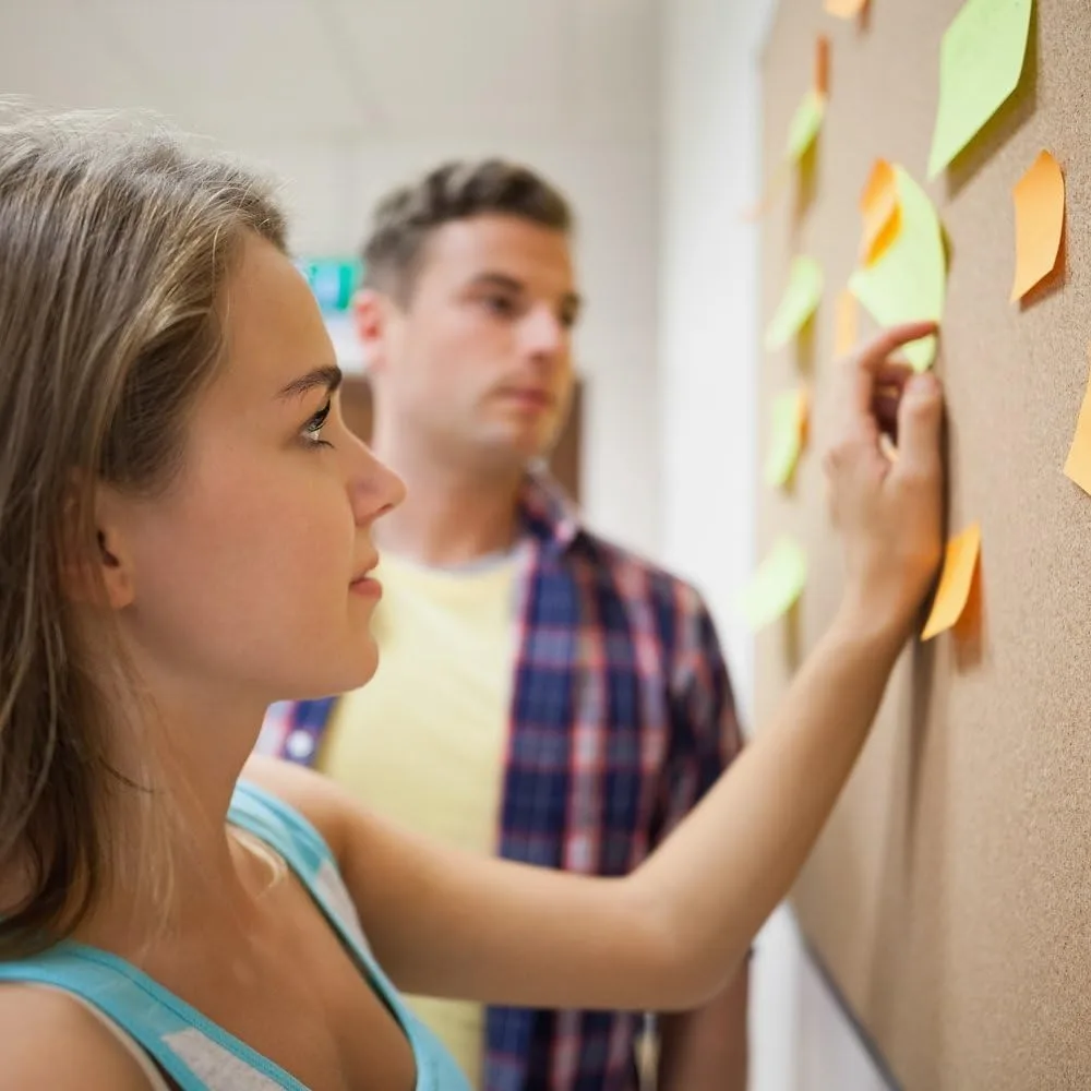 Bacheca in sughero bifacciale 36x24 pollici, cornice in alluminio montata a parete per presentazioni di messaggi per ufficio, casa, scuola