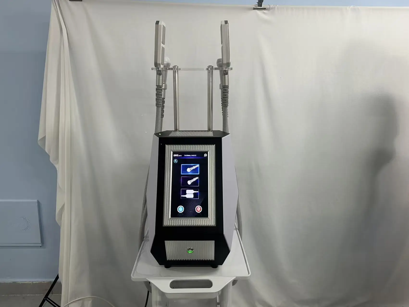 Máquina profesional efectiva avanzada para esculpir el cuerpo con dos cabezales redondos y dos placas de congelación para reafirmar la piel y bajar de peso