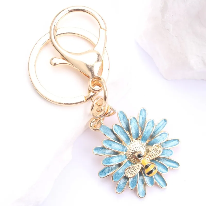 Blue Daisy & Bee Keychain: Fresh Decor Accessory, Delightful Gift