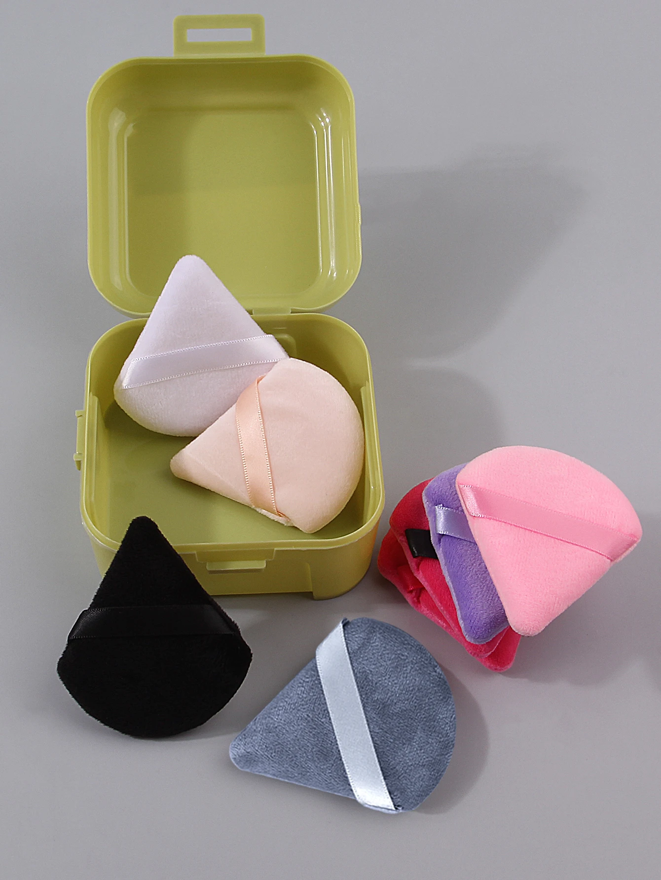 Bouffée de poudre d'éponge triangulaire mixte de 8 couleurs, bouffée de poudre libre utilisable double face super douce, outil de beauté portable + boîte de rangement 1 pièces