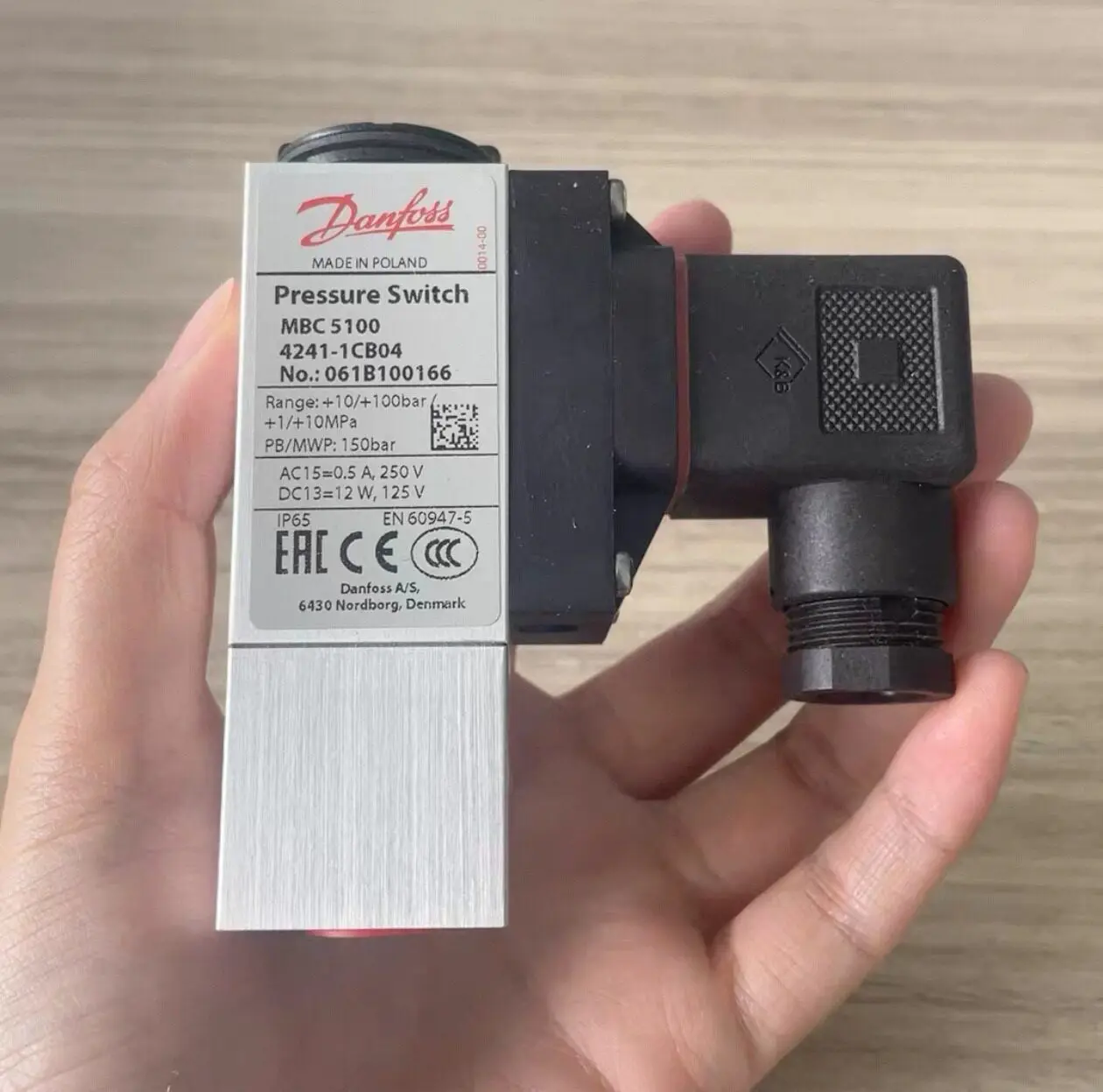 

Model 061B100166 New Danfoss Pressure Switchin stock