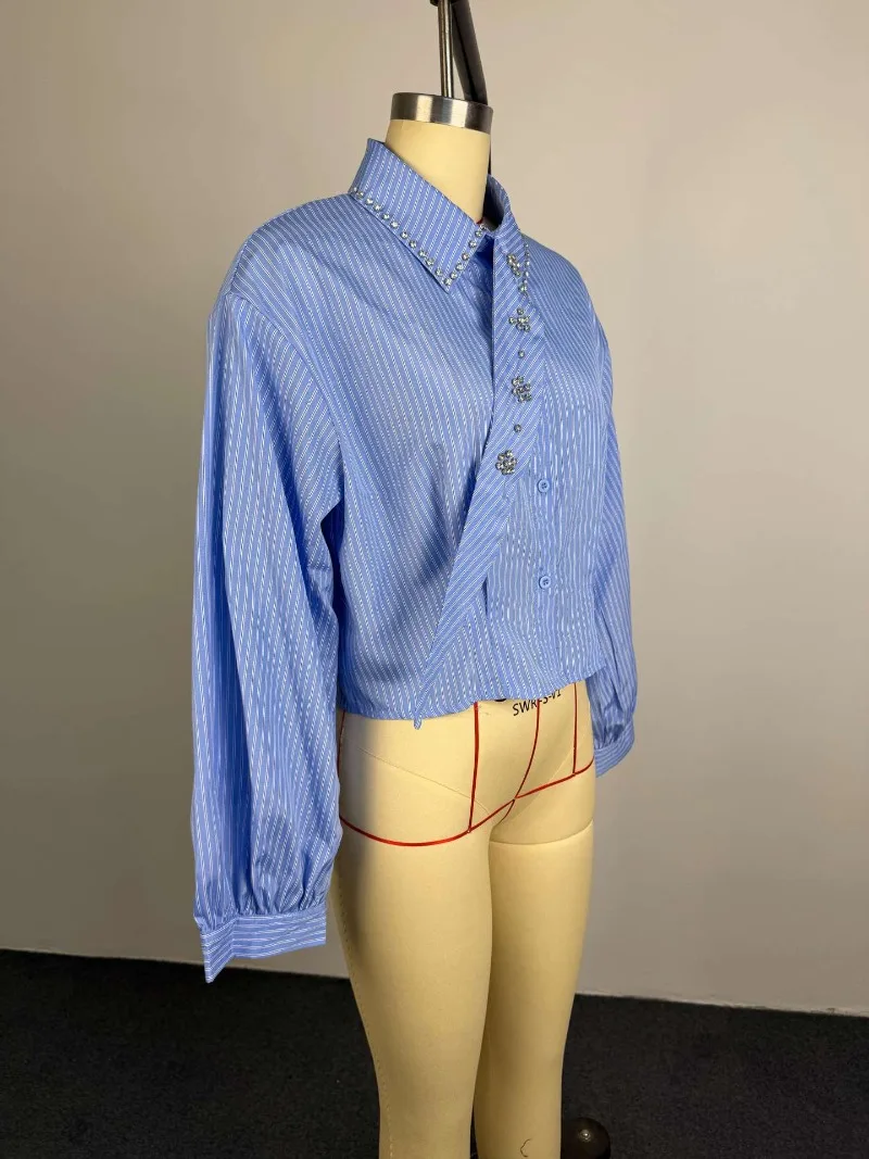 Elegantes Büro- und Freizeit-Oberteil für Damen, Sommerliches Gestreiftes Hemd mit Revers, Strass-Verzierung, Diagonaler Knopfleiste, Langen Ärmeln und Kurzer Bluse – Detail 4