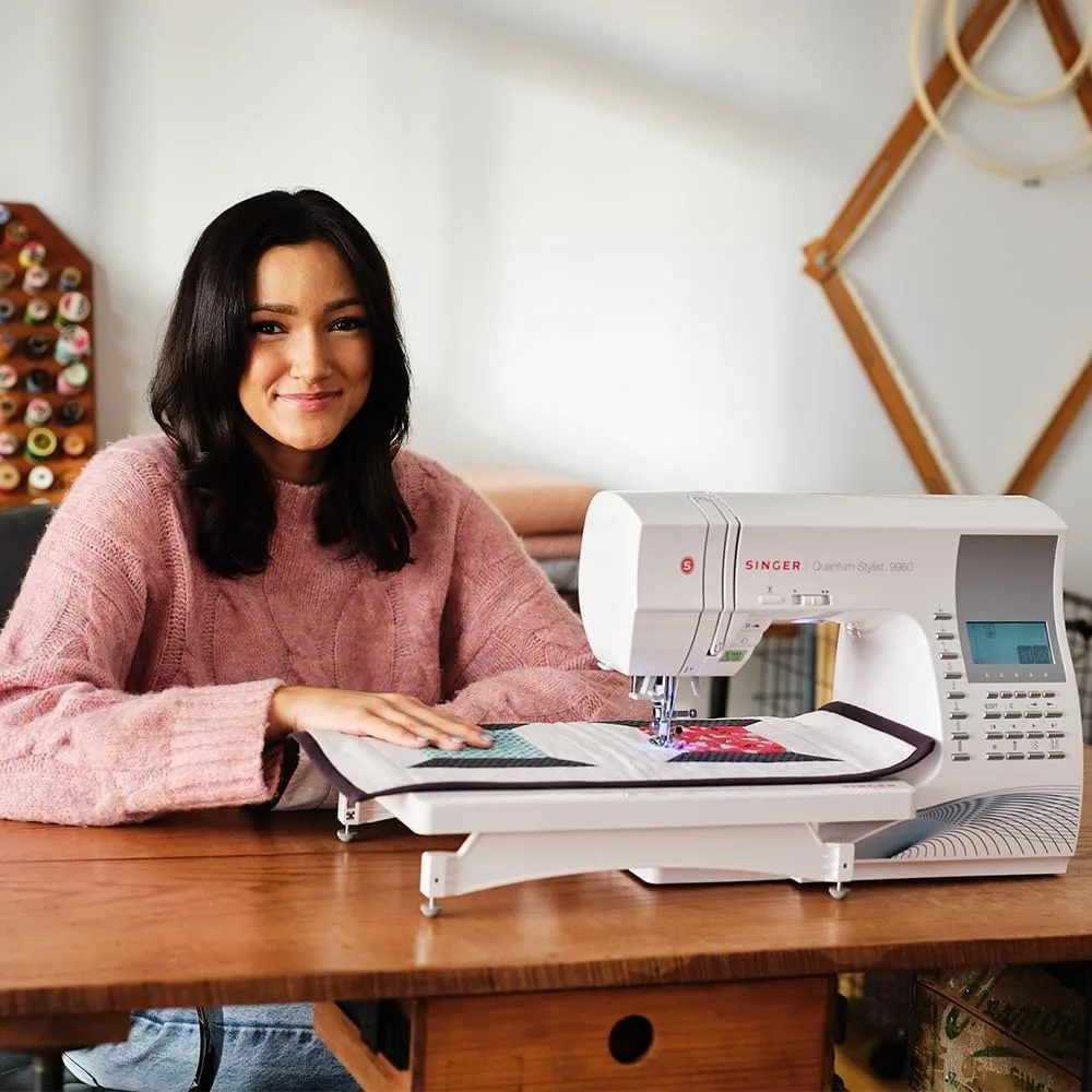Quantum Stylist 9960 จักรเย็บผ้าและควิ้ลท์ด้วยคอมพิวเตอร์พร้อมโต๊ะต่อขยาย กล่องแข็ง และอุปกรณ์เสริม |   600 เย็บ