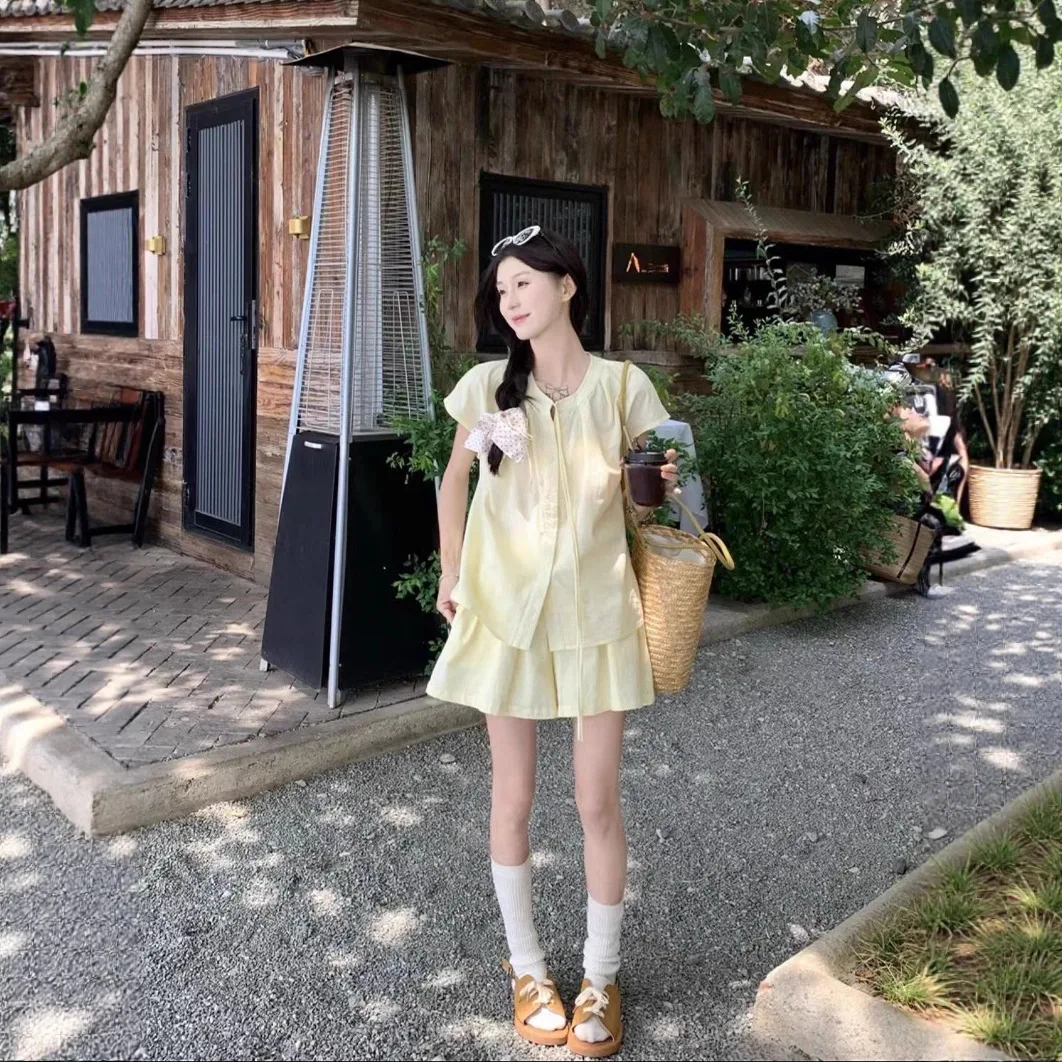 

Sweet and Fashionable Women's Summer Milk Yellow Loose Lace Up Short Sleeved Shirt Top, Wide Leg Shorts Two-piece Set