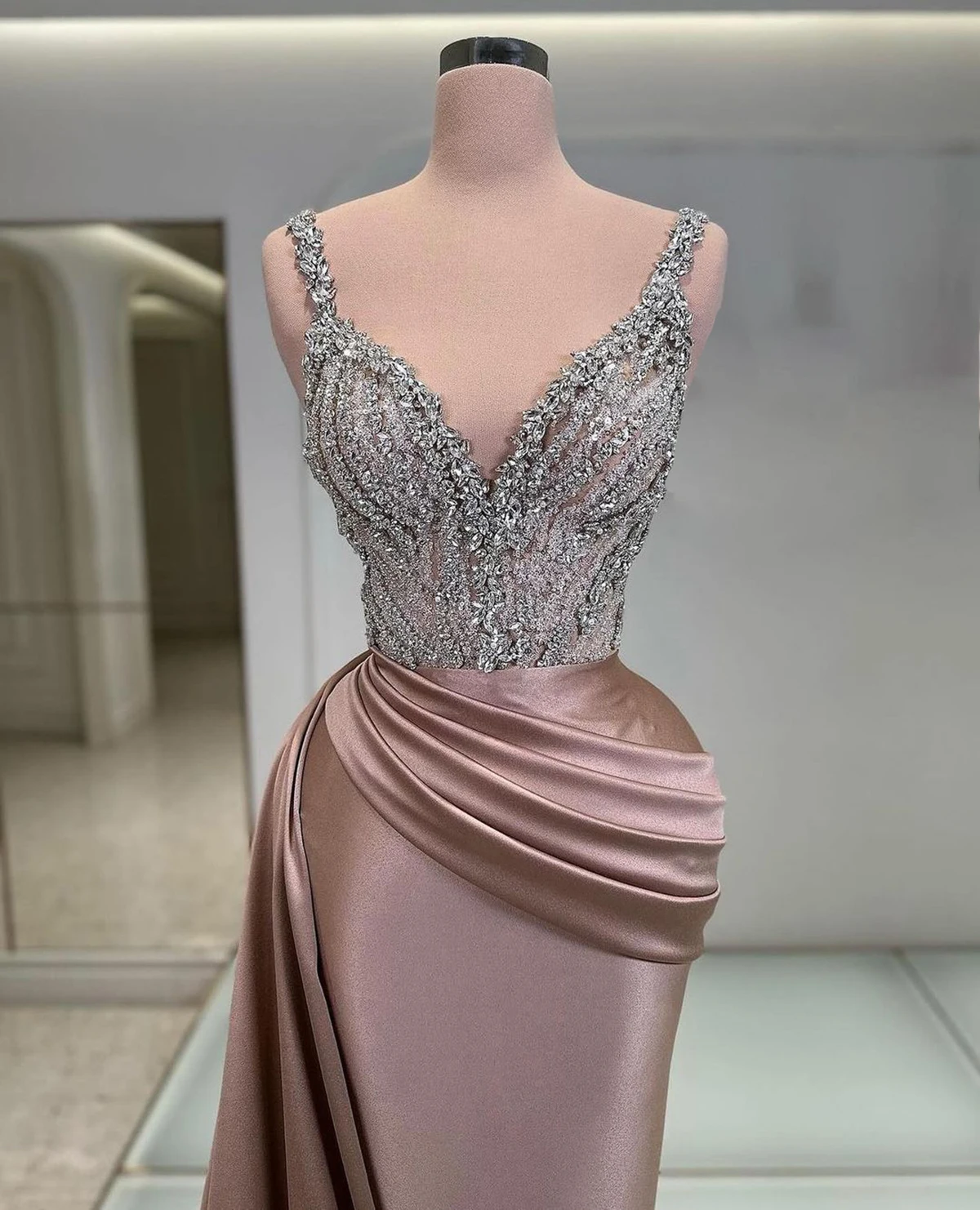 Exquisite Mermaid Evening Dresses Sexy V Neck Pearls Sequins Lace Special Occasion Gowns Custom Made Sweep Train Prom Dress