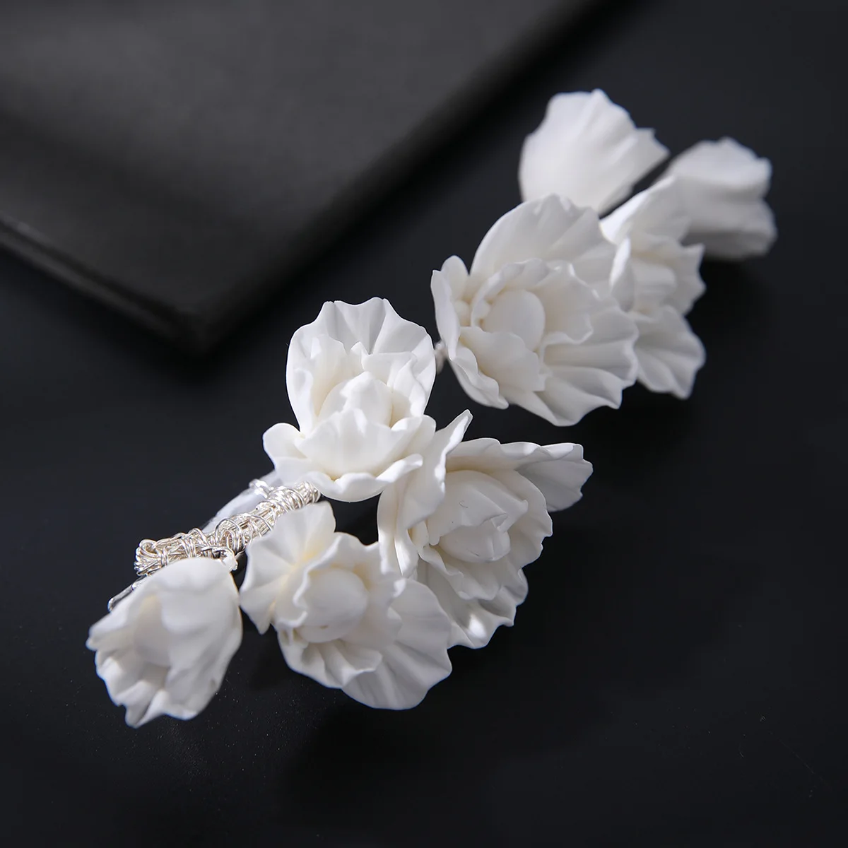 SLBRIDAL Handgefertigte Ins-Style Haarspangen aus Legierung mit Keramikblumen und Kristallen, Braut-Haarschmuck, Hochzeits-Kopfschmuck, Damen-Haaraccessoires – Detail 4