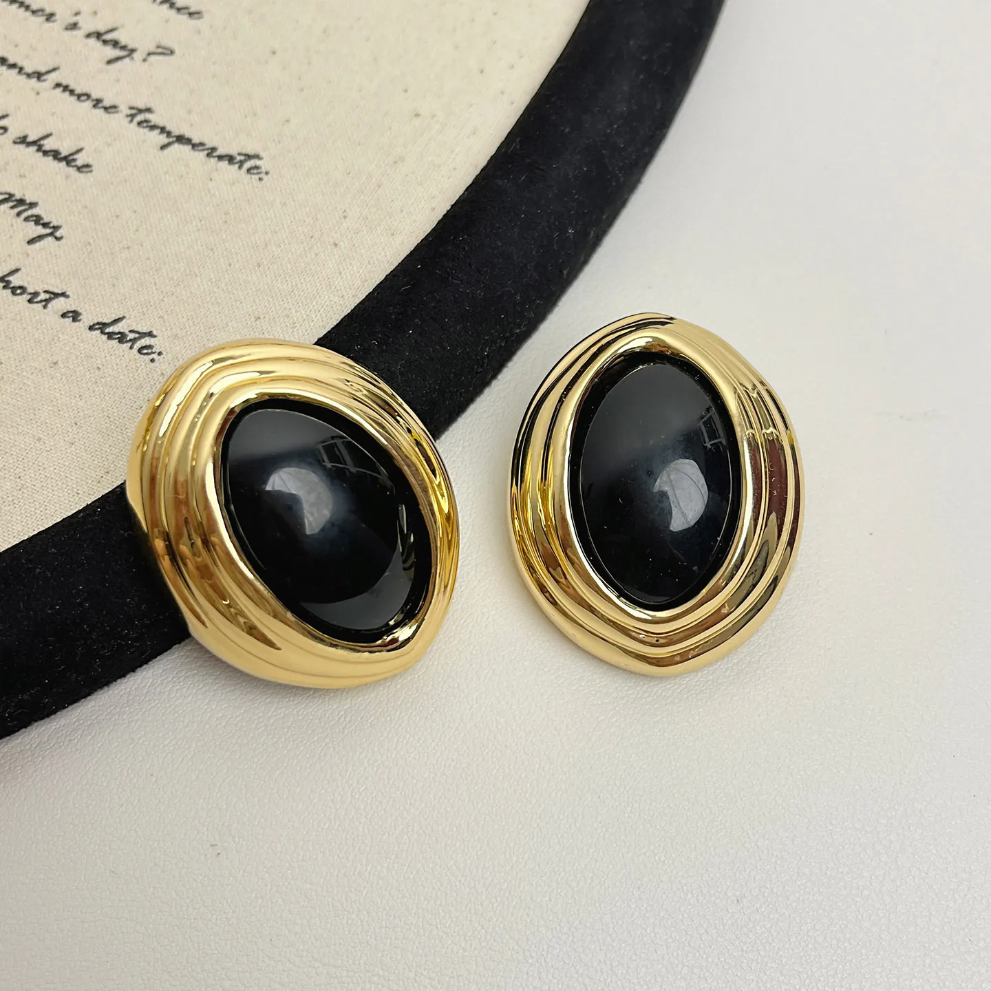 

Винтажные черно-золотые овальные серьги во французском стиле для женщин с многослойным металлическим декором, создающим ощущение роскоши, универсальные и элегантные серьги.
