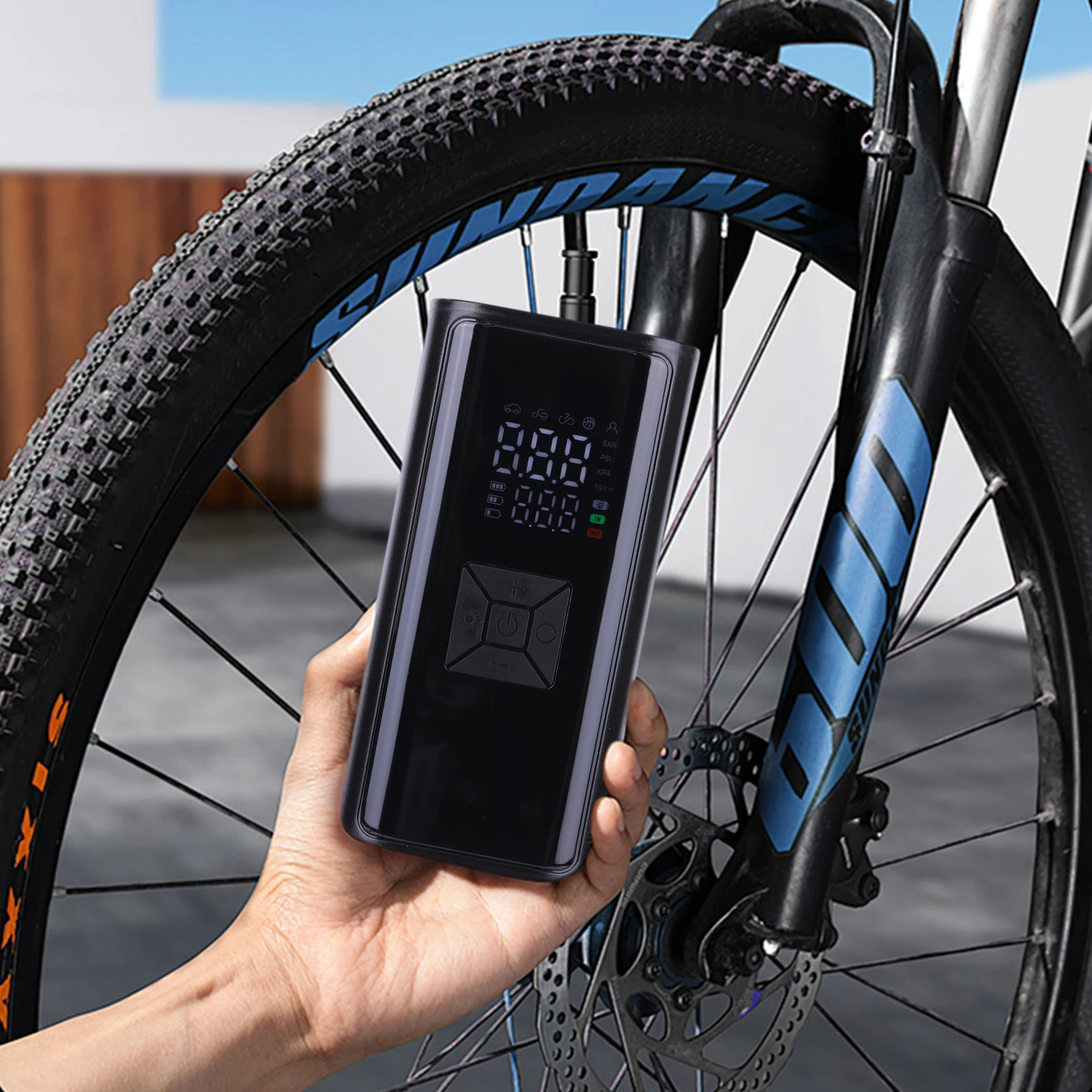 مضخة كروية لاسلكية متعددة الوظائف منفاخ لإطارات الدراجة بشاشة رقمية ضاغط هواء USB C قابل لإعادة الشحن لكرة السلة وكرة القدم