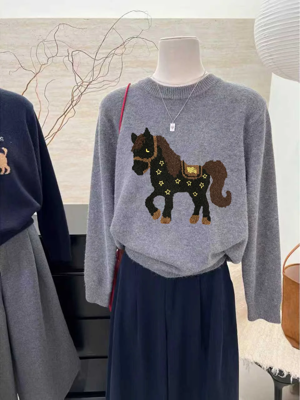 Czerwony sweter damski z dzianiny, luźny, luksusowy, z nadrukiem, okrągły dekolt, ciepły top na wczesną wiosnę, na Nowy Rok, casualowy, elegancki.