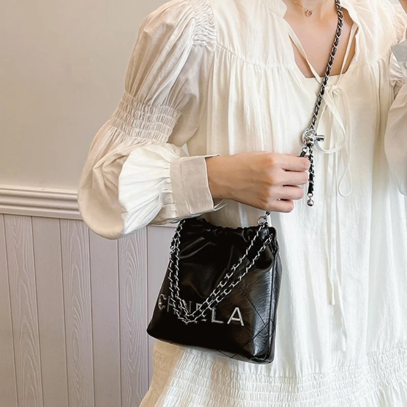 

Creative New Product: French Style Shoulder Handbag for Women, European and American Trendy Design for Commuting and Work