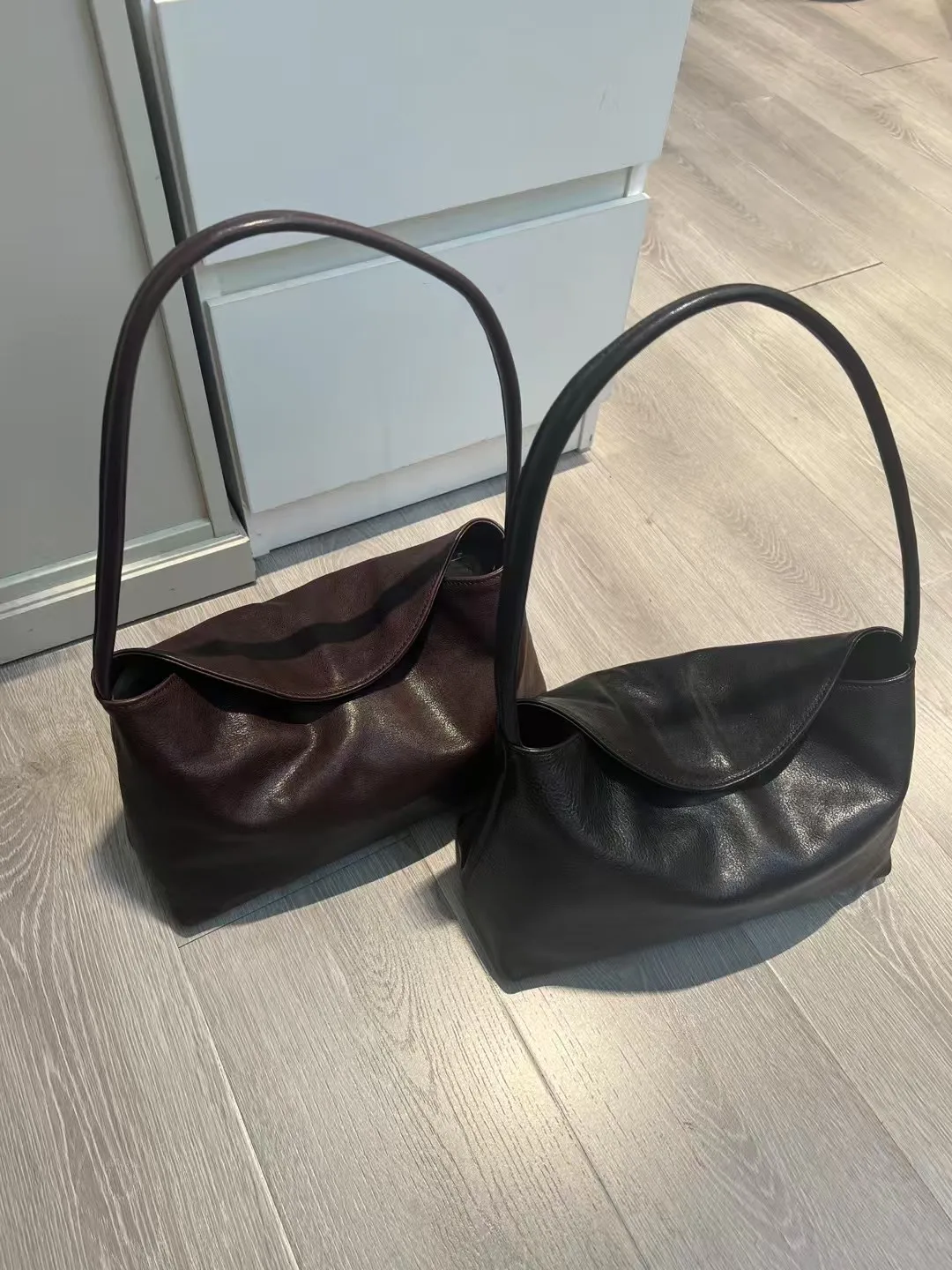 

Новинка 2025, модная высококачественная винтажная женская сумка из дубленой воловьей кожи, простая универсальная маленькая партия, дизайн Briti Sle