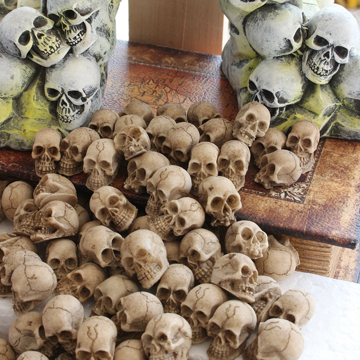 20Pcs Mini Skull Model Collectable Halloween Gothic Skull Sculptures Creative Festival Theme Landscape Garden Potted Plant Decor