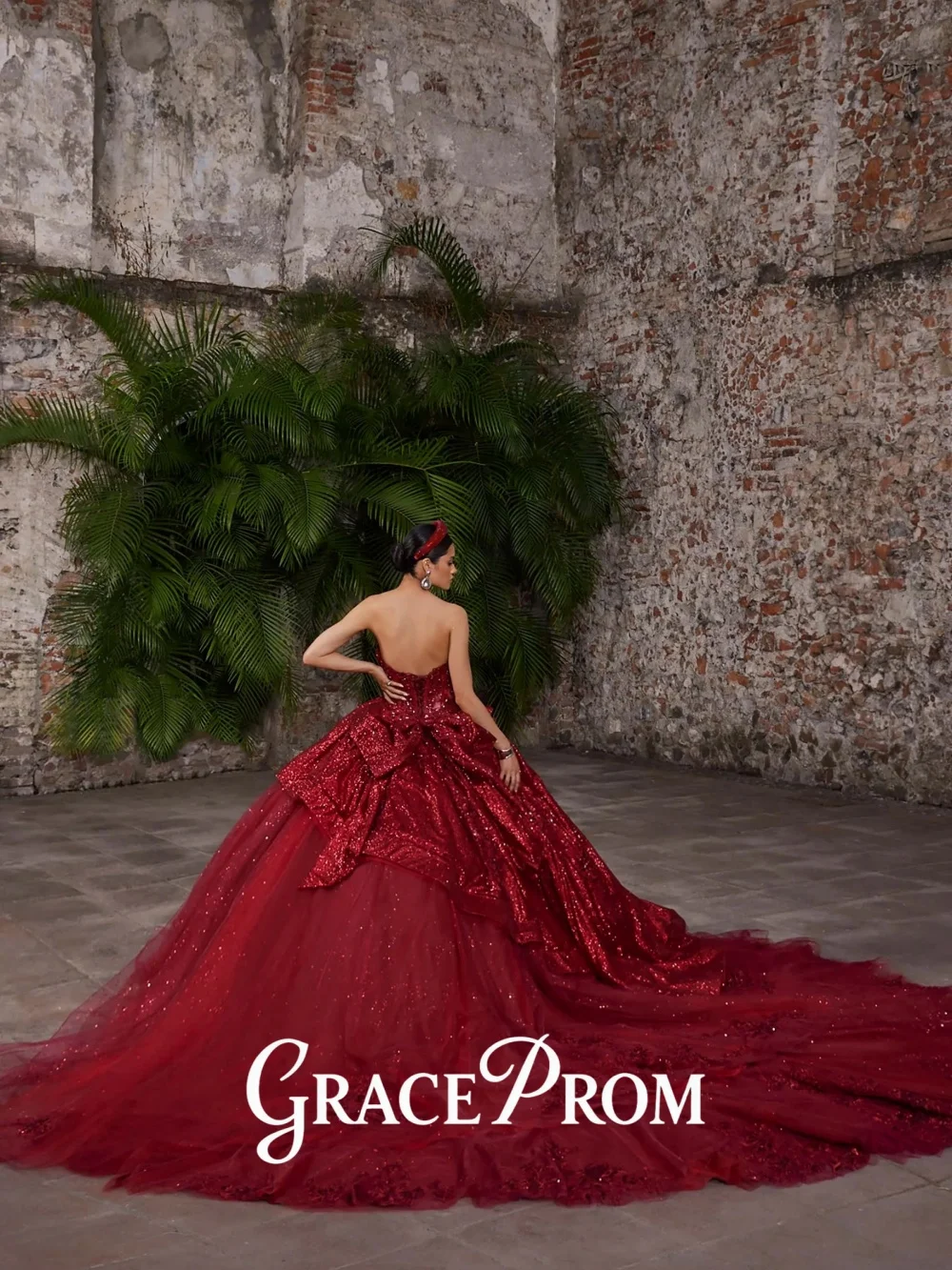 فستان Quinceanera بدون حمالات من التول باللون الأزرق السماوي الساحر، فستان رسمي متألق ومزين لعيد الميلاد، ثوب حفلة مذهل بطول الأرض