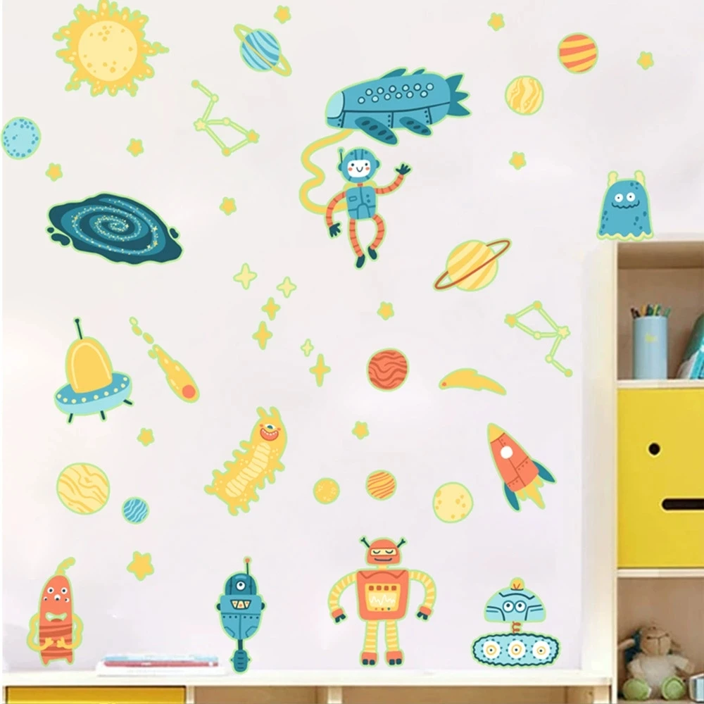 ورقة واحدة من ملصقات الفلورسنت المتوهجة في الظلام تتميز بالقمر والنجوم والفضاء ورسوم الرسوم المتحركة لرائد الفضاء، وشارات ديكور غرفة الأطفال
