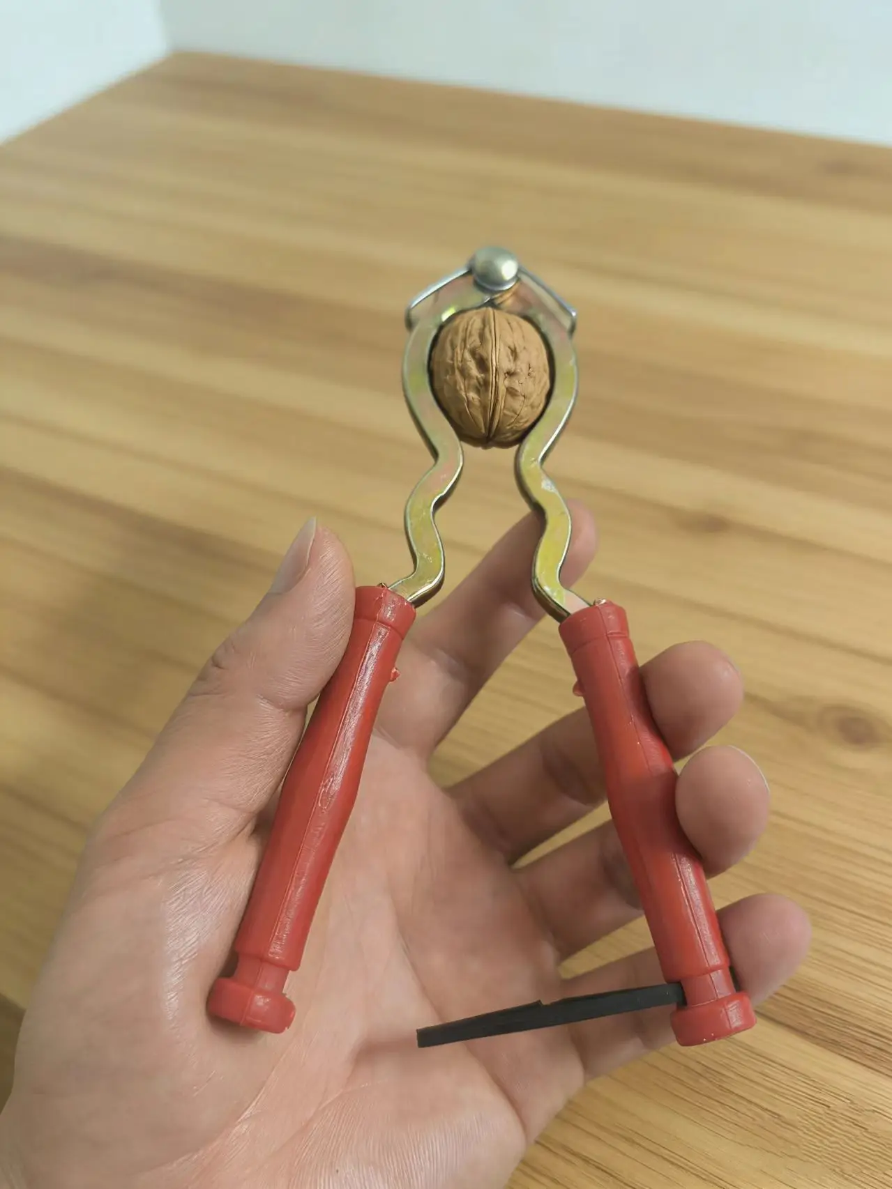 Walnut Clip Peeler Household Nut Cracking Tool Walnut Metal Fragmentation Tool Pine Nut Boutique Cracking Pliers