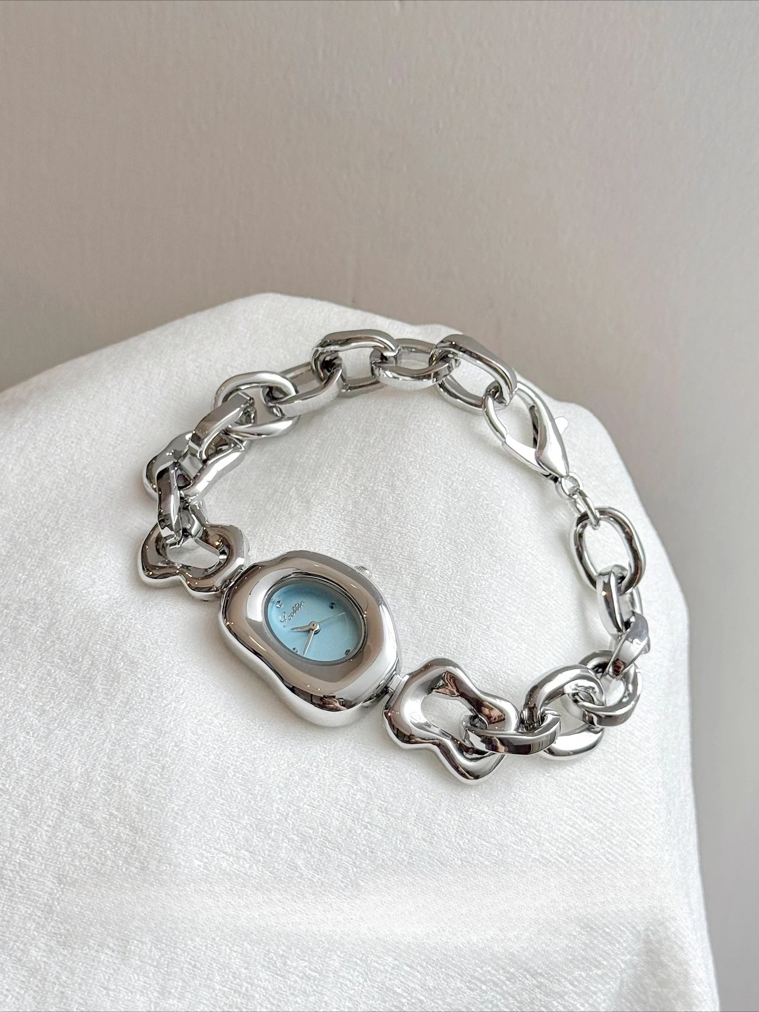 ساعة نسائية ذات شكل غير منتظم وتصميم رائع، طراز جديد 2025، ساعة نسائية فاخرة وعالية الجودة.