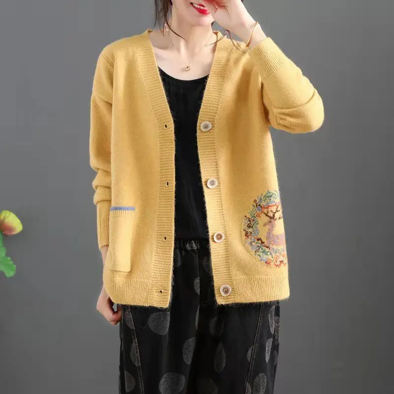 Autumn New Retro Loose Versatile Women\'s Patchwork V-neck Button Pocket Cardigan Sweater Embroidered Long Sleeved Knitted Top