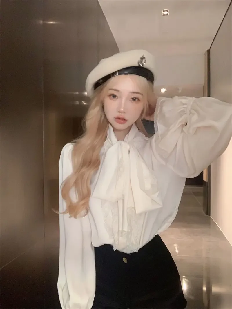 

Рубашка с бантом во французском стиле, лоскутное кружево с расклешенными рукавами, свободные женские топы, весна 2024, элегантная модная универсальная блузка