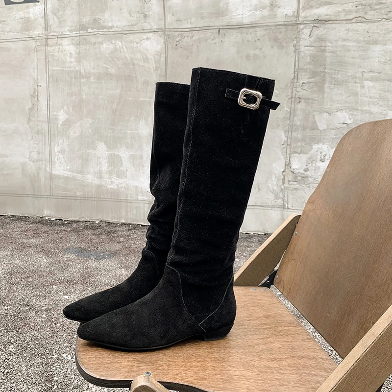 

Шикарные современные сапоги до колена из коровьей замши с острым носком и городским уличным стилем