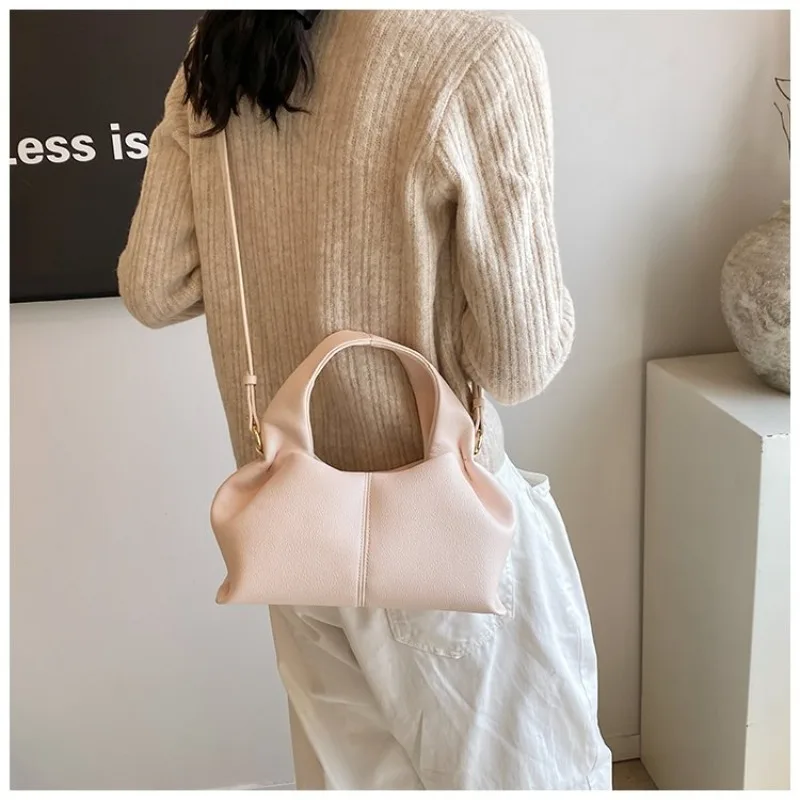 Mini-Halbmond-Umhängetasche, kompakt & stilvoll mit Wildleder-Finish und Bärenmotiv, kleine Kapazität für alltägliche Freizeitaktivitäten & Arbeit – Detail 29
