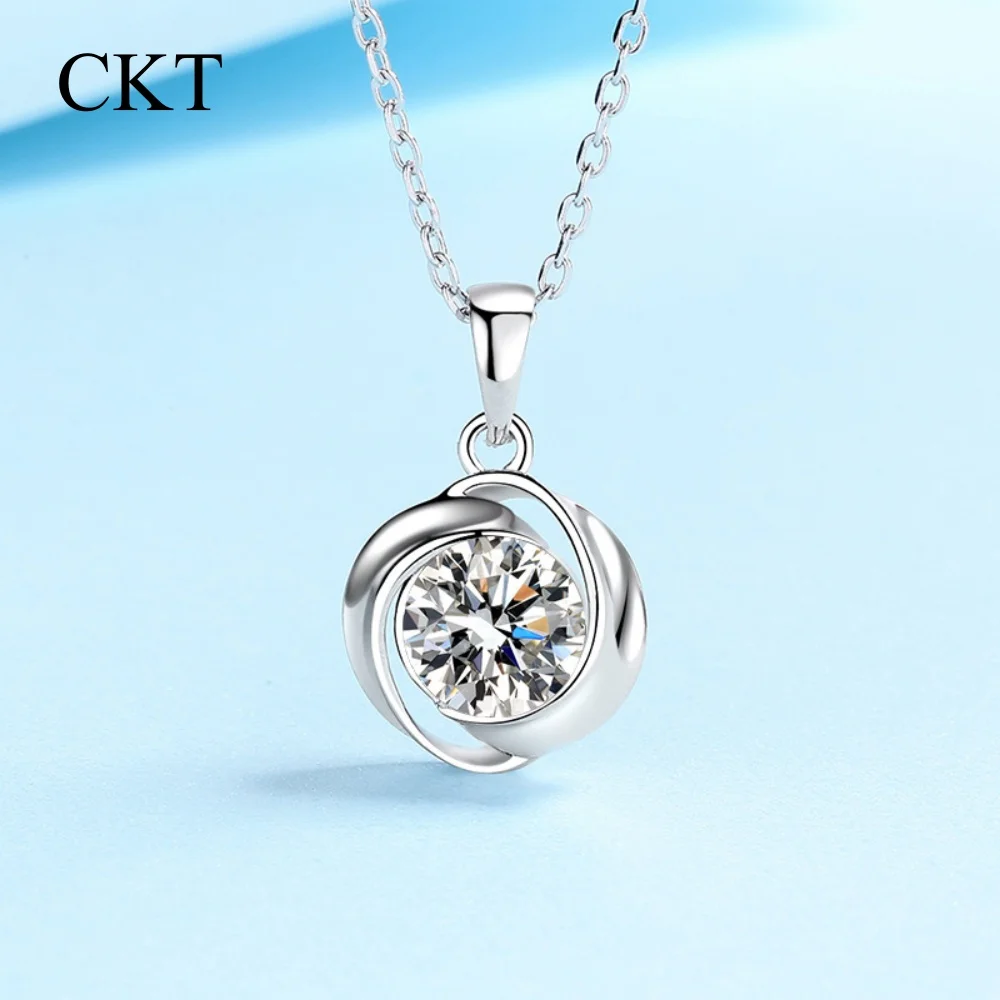 CKT Fashion Whirlwind Round Wrapped Moissanite 1ct Pendant for Women Travel Inspired Platinum PT950 Clavicle Chain Jewelry