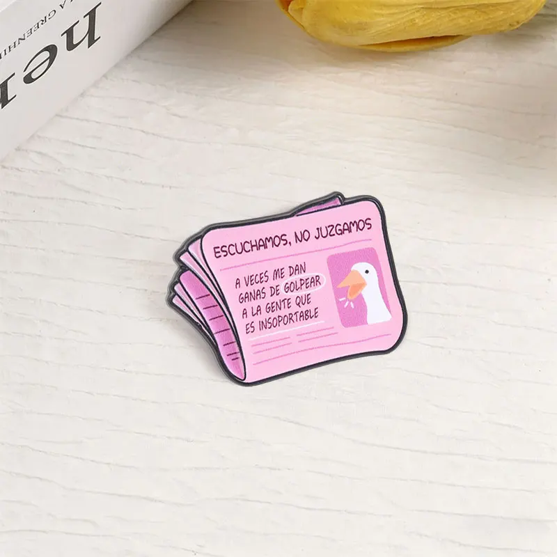 Rosa Zeitungs-Gans-Cartoon-Emaille-Pin, spanischer Humor, „Escuchamos No Juzgamos“ Brosche, Taschen- und Reversnadel, Schmuckgeschenk für Kinder und Freunde – Detail 6
