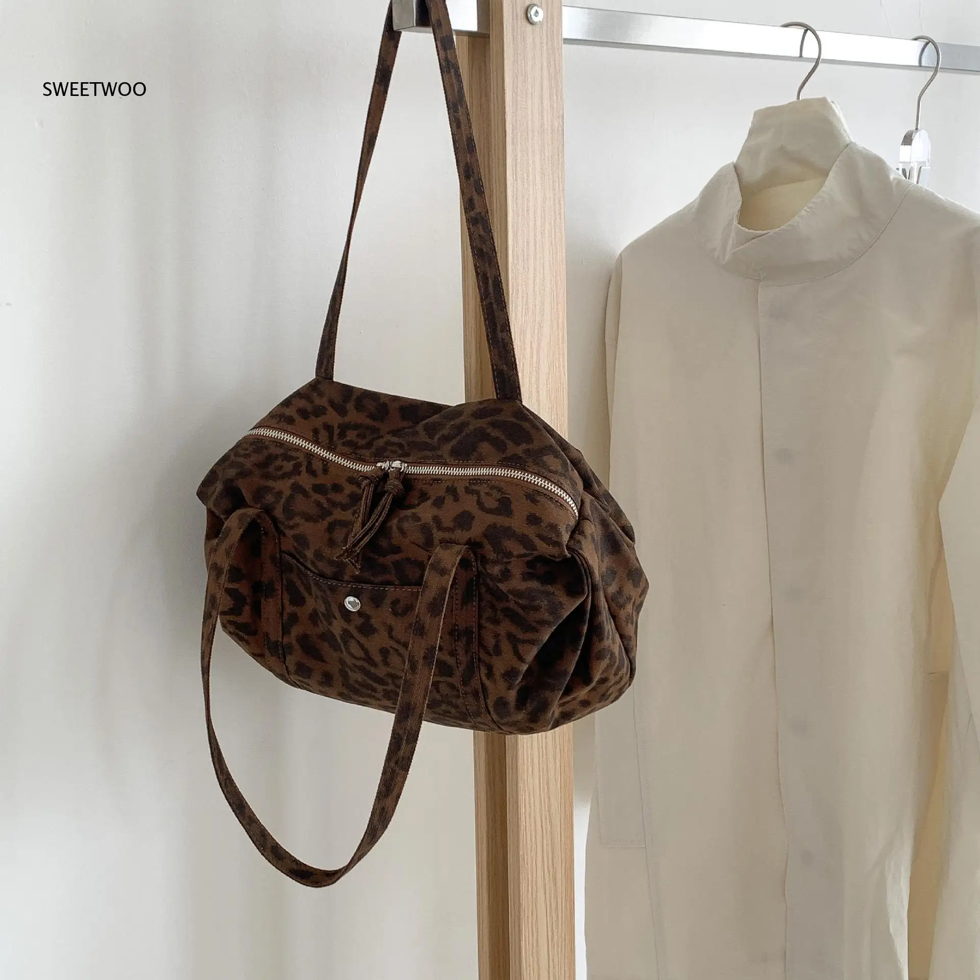 Retro Leopard Pattern Oversized Canvas Tote Bag Multi Compartment Zipper Closure Lightweight Commute Shoulder Purse