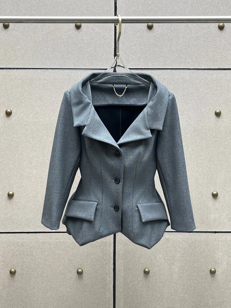 Wide-collar, waist-cinching structured blazer—new grey cropped women's jacket for Autumn/Winter 2026.