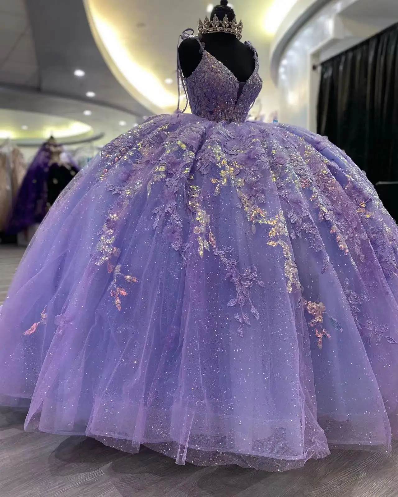 

Lilac Ball Gown Tulle Quinceanera Dresses for Girls 2025 Sparkly Sequins Lace Appliques Flowers Puffy Prom Gowns Sweet 16