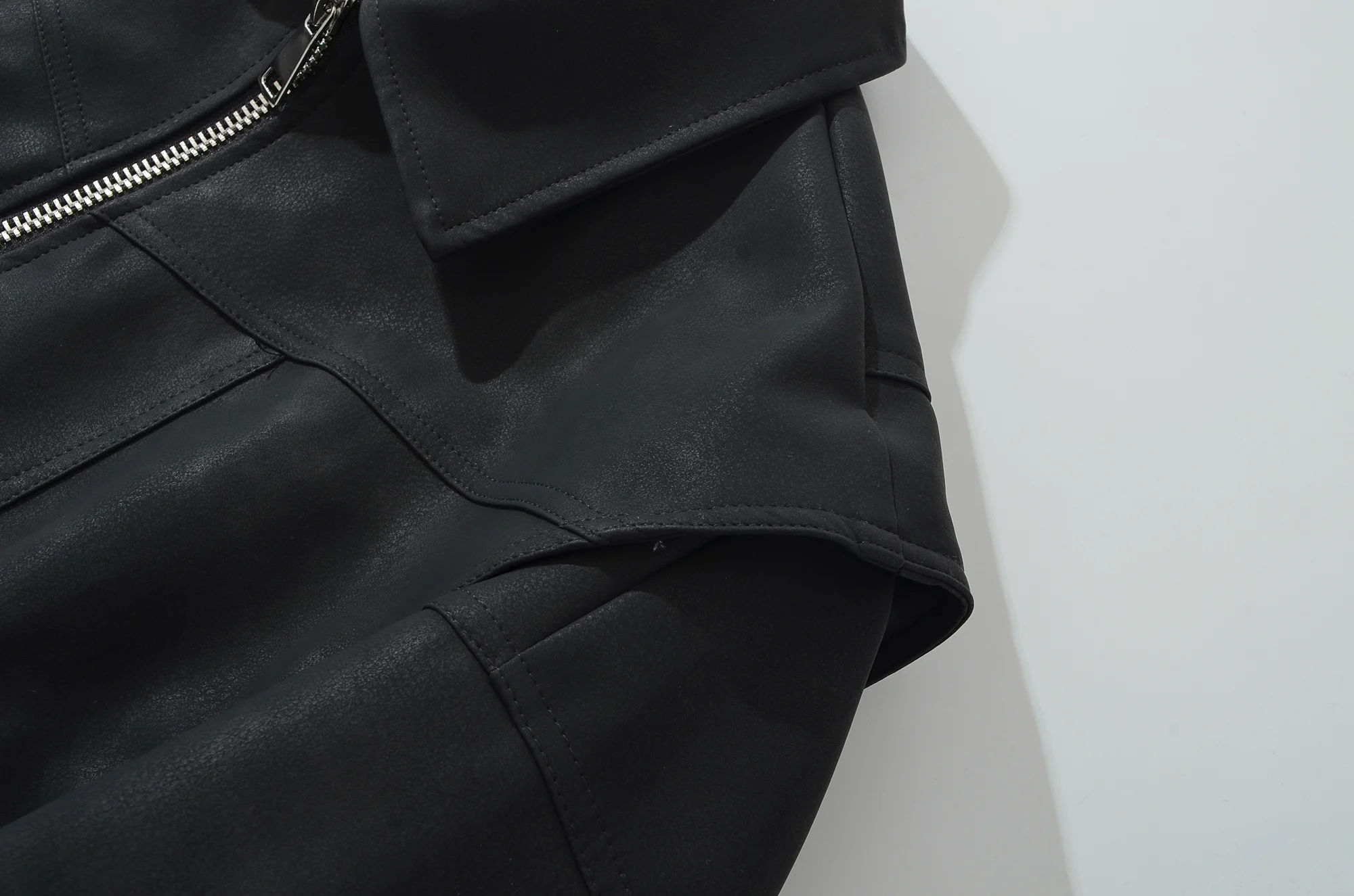 جديد 2025 معطف جلد PU عتيق رائع بياقة على شكل طية صدر السترة للنساء جاكيت منفوخ بحاشية مرنة ملابس خارجية فضفاضة باللون الأسود