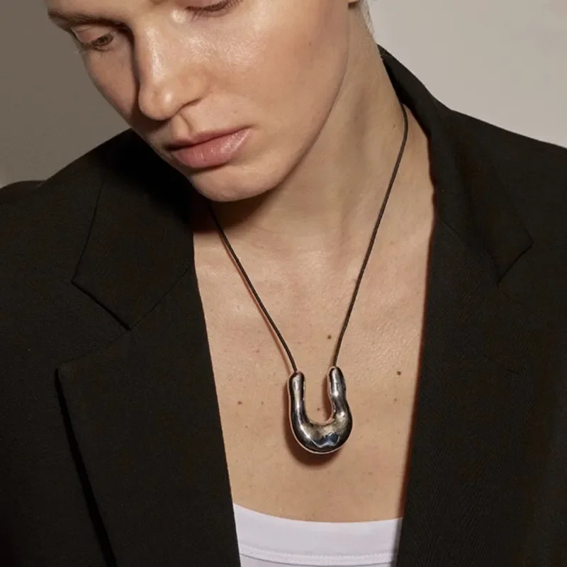 European and American niche design 181 Maillard leather rope necklace u-shaped metal quantity ins series horseshoe collarbone