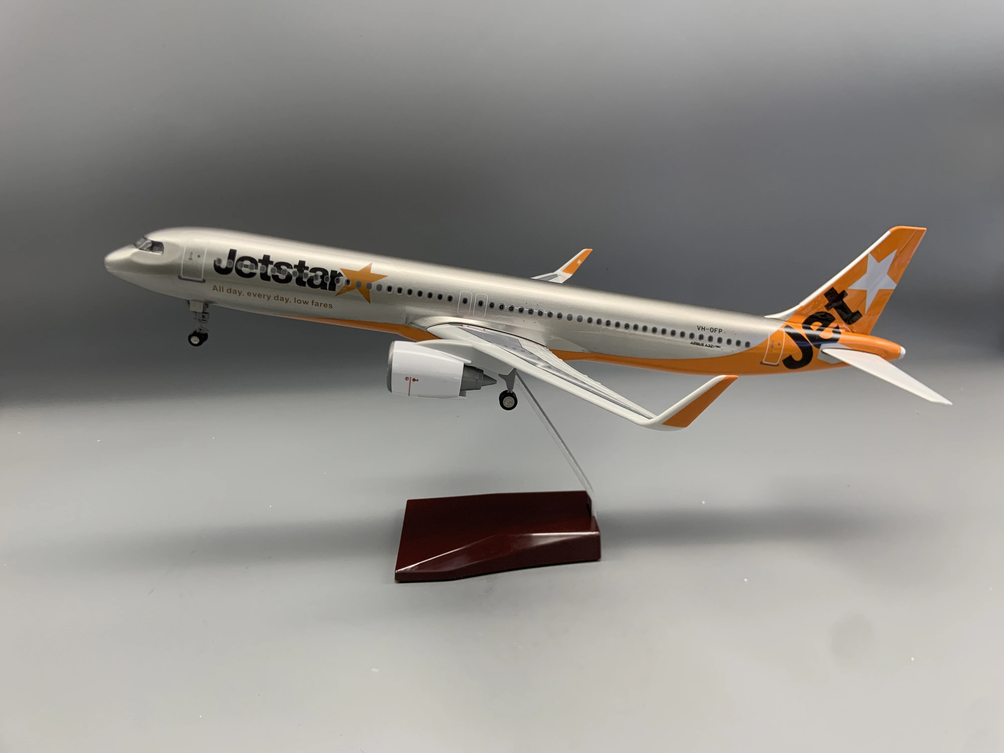 

47cm Aircraft Simulation A321neo Jetstar Passenger Model Resin Diecast Airplanes Kit With LED Light Base Static Decoration Gift