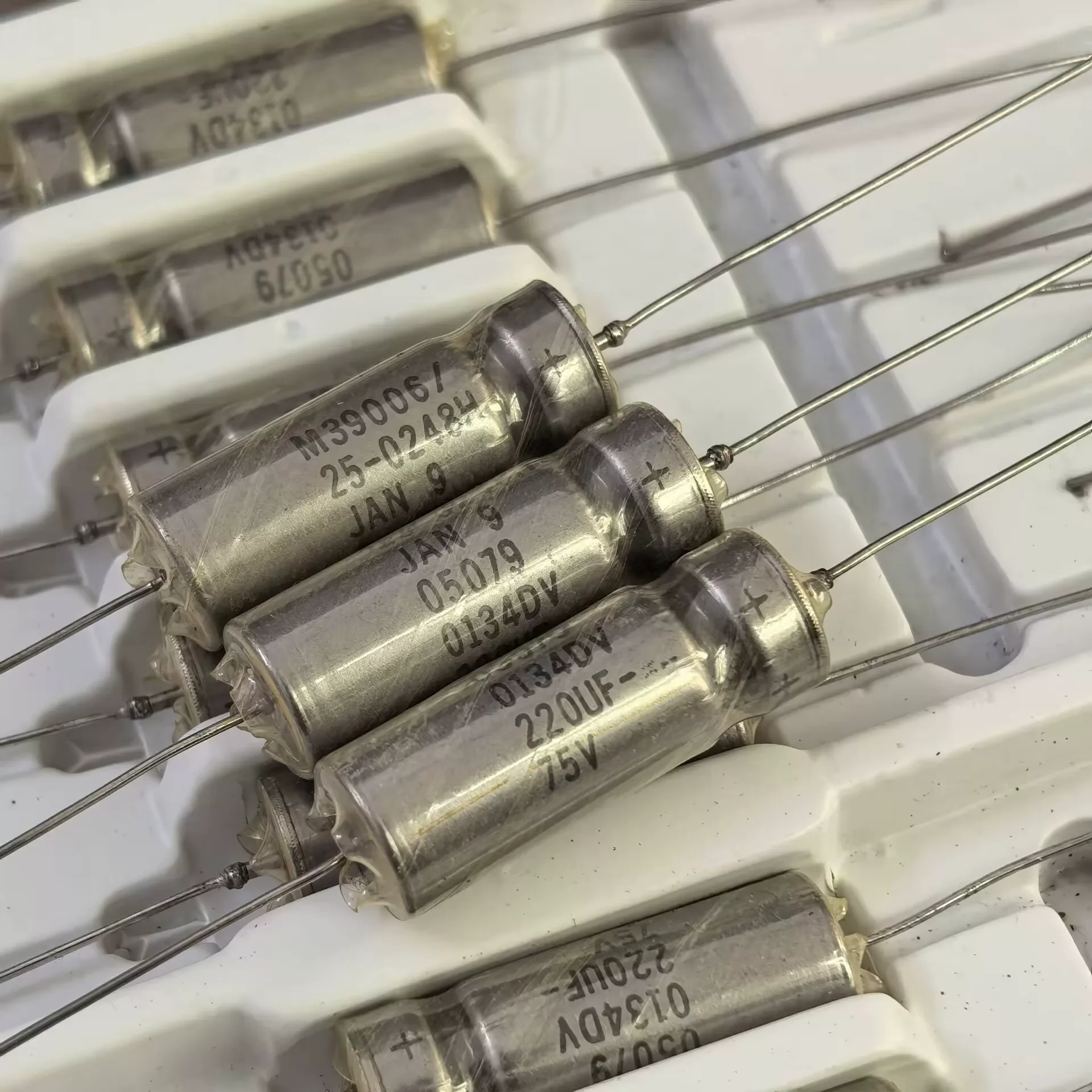 military-regulation-jan-m39006-25-0248h-220uf-75v-liquid-tantalum-electrolytic-capacitor