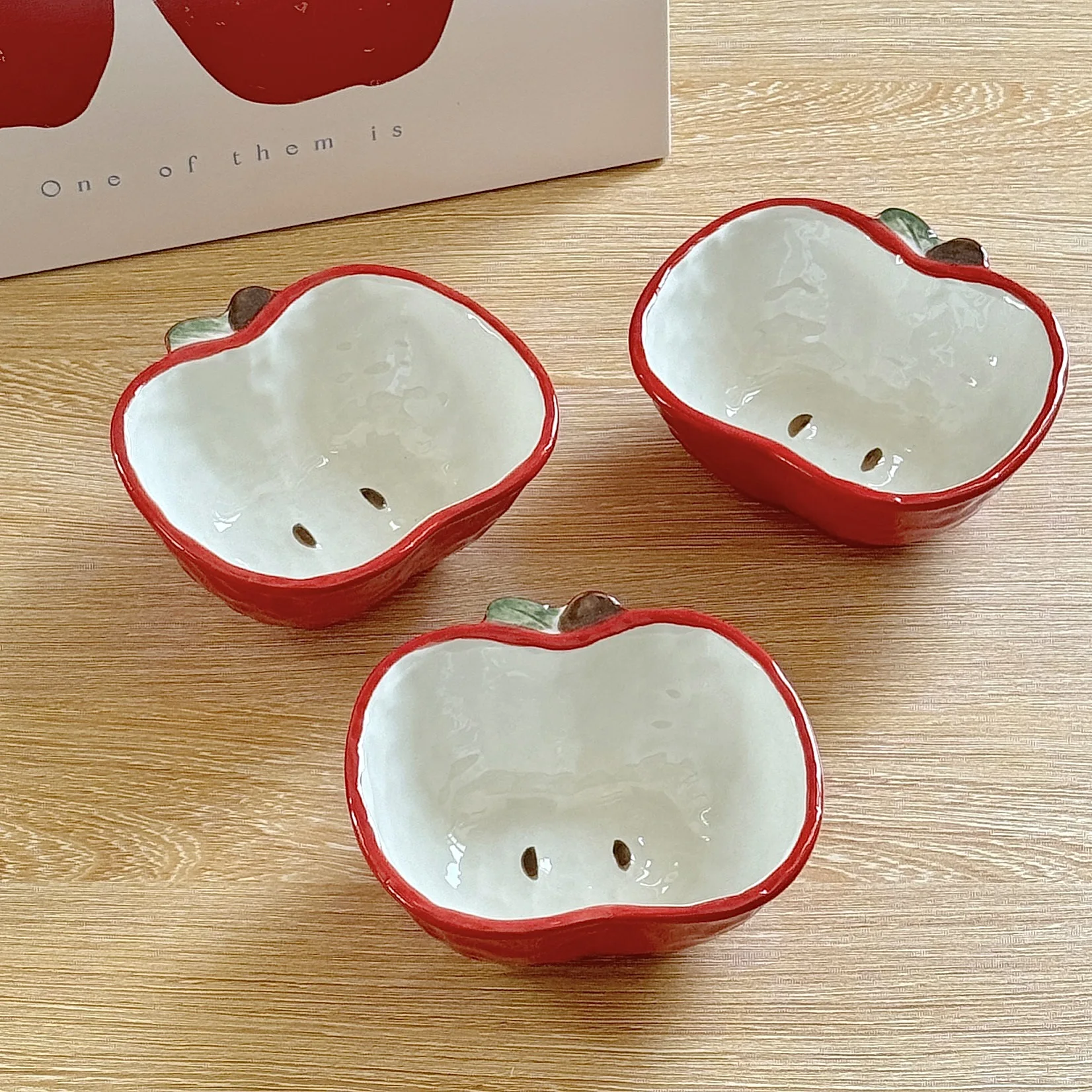 أطباق وأوعية إبداعية لطيفة على شكل تفاحة مصنوعة من السيراميك. أوعية حلوى لطيفة، طويلة المظهر. أوعية البهارات، وعاء الفاكهة