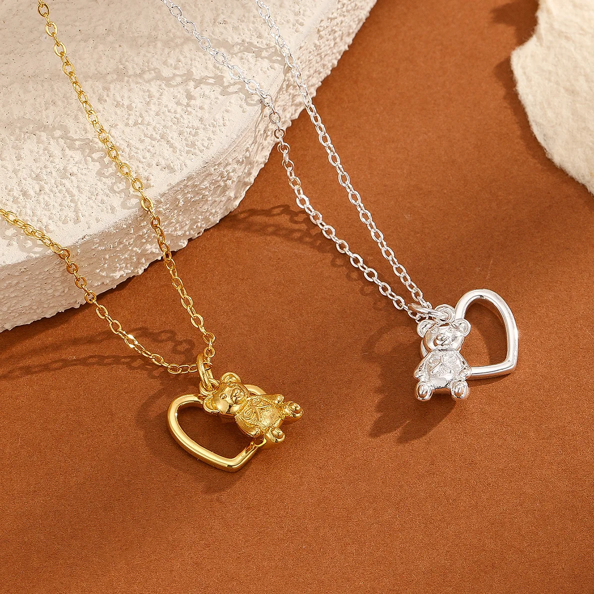 

2024 New Ins Wind Copper Alloy Cute Bear Love Necklace Hollow Heart-shaped Animal Pendant Female