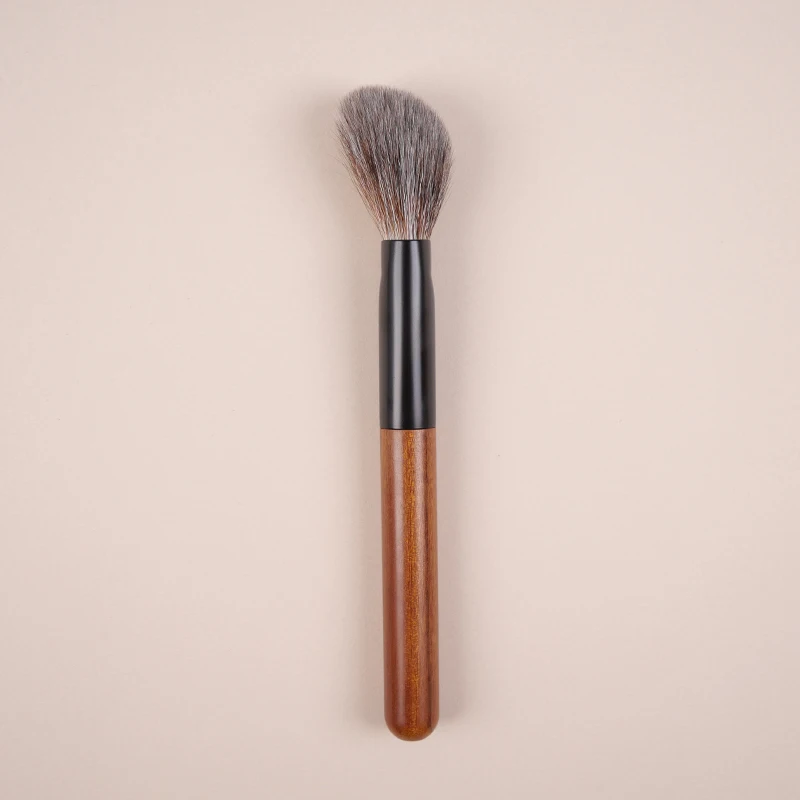 

Yizhibi professional hand-made makeup brush face brush 3D slope brush Red Squirrel mixed with fine goat hair.