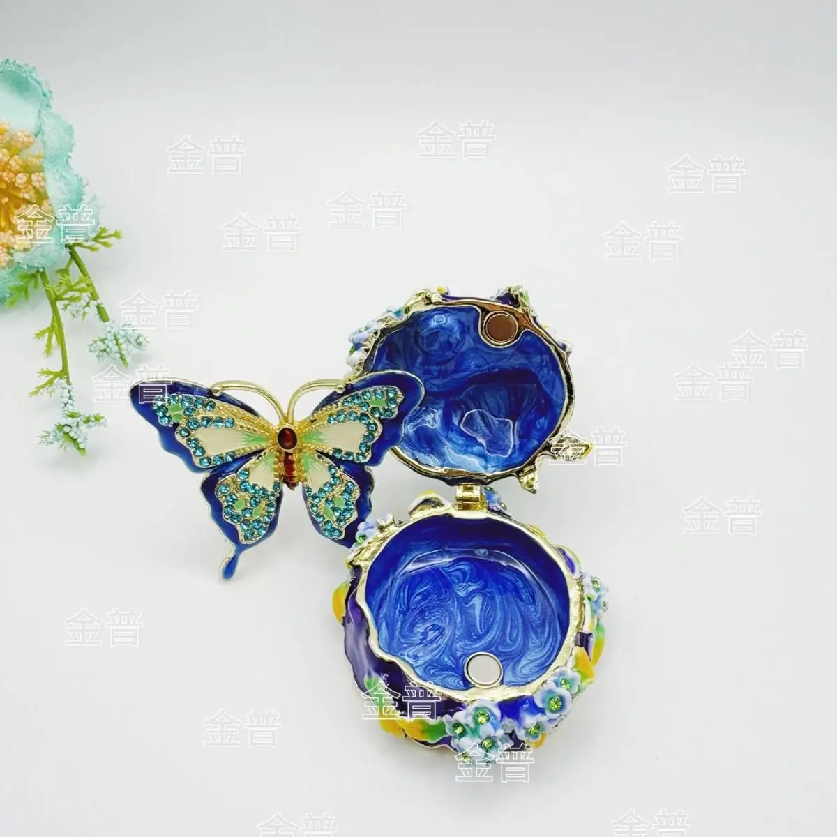 European-style Blue Butterfly Tree Enamel Jewelry Box Exquisite Metal Decorations.A Flip-top Jewelry Ring Storage Packaging Box.