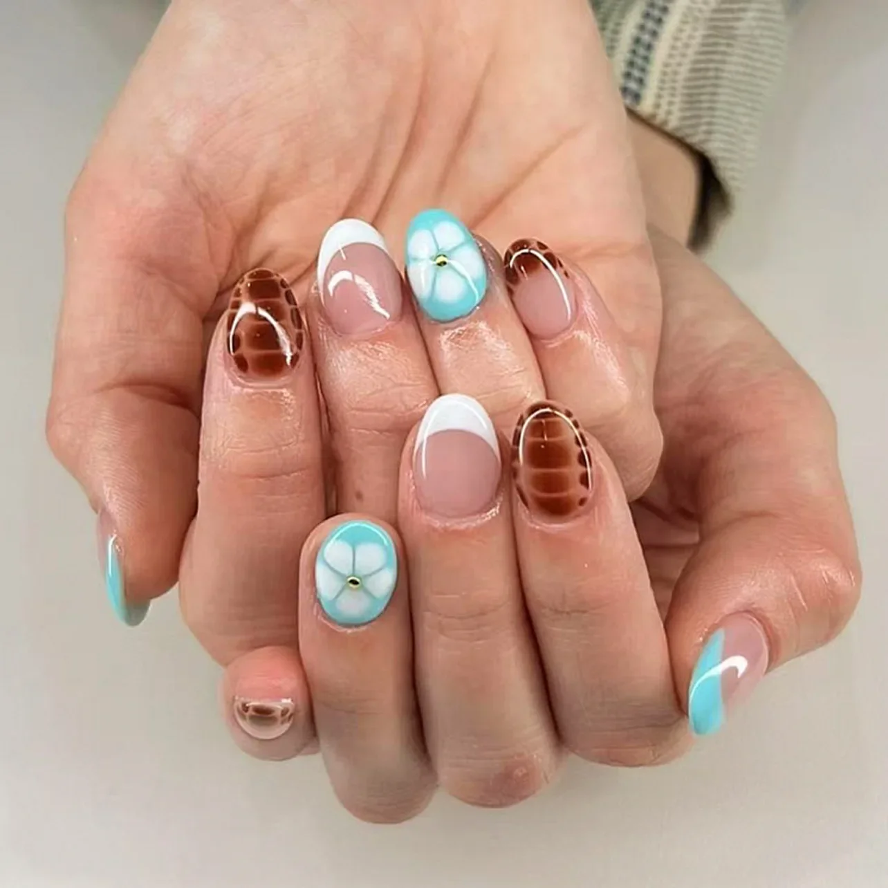 

24pcs/set Summer Short Round Sky Blue Contrast Petal Flower False Nails for Women and Girls Graduation Balls Parties Dates Wear