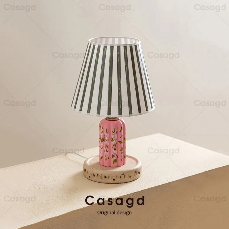 

Flowering flower table lamp American rural pastoral modern simple bedroom bedside bed and breakfast atmosphere lamp