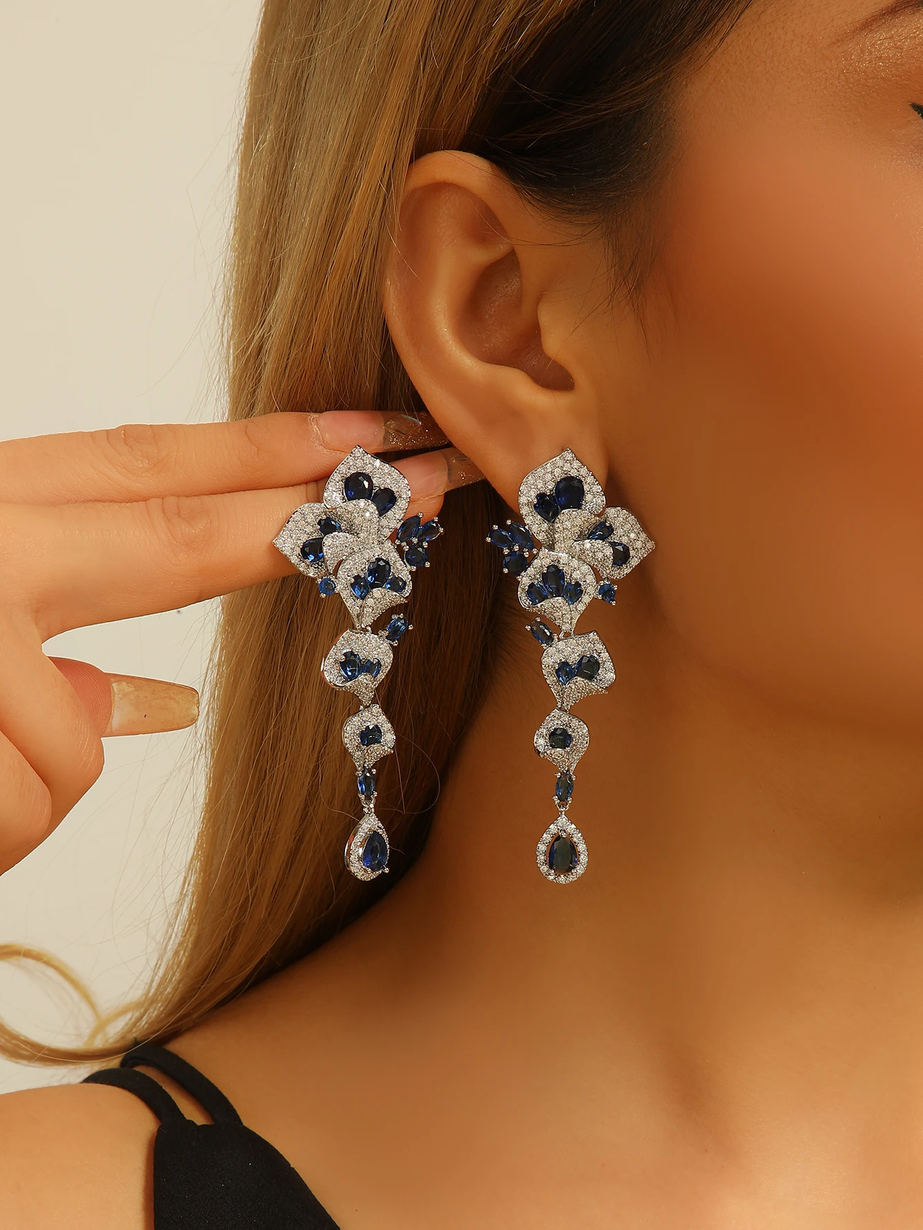 

Elegant and romantic blue iris zircon earrings with high-end temperament, wedding party accessories, women's jewelry gifts