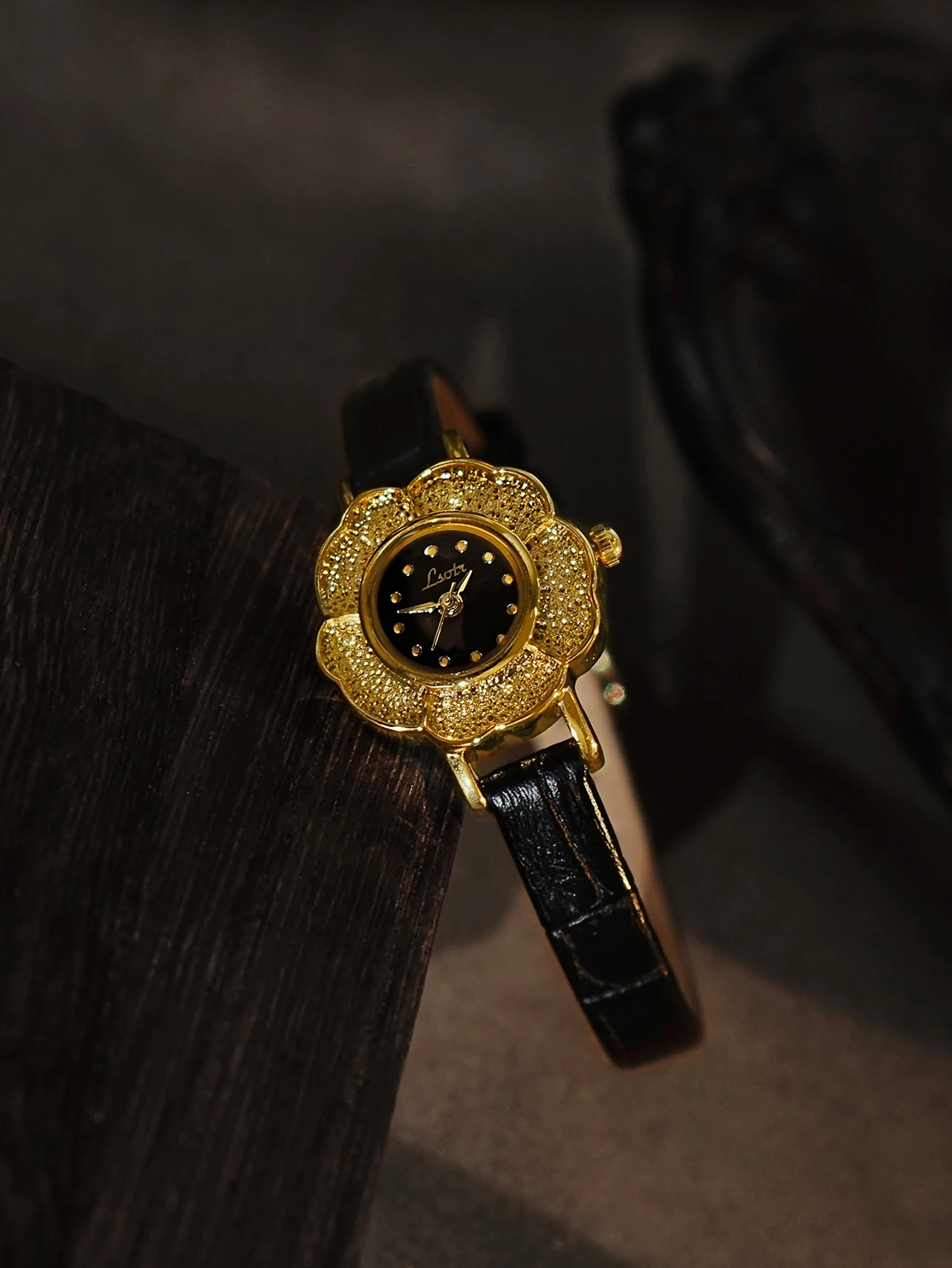 

Новые золотые классические женские часы в ретро-стиле, маленькие и элегантные, с циферблатом в виде камелии, повседневные, простые, нишевого дизайна, водонепроницаемые.