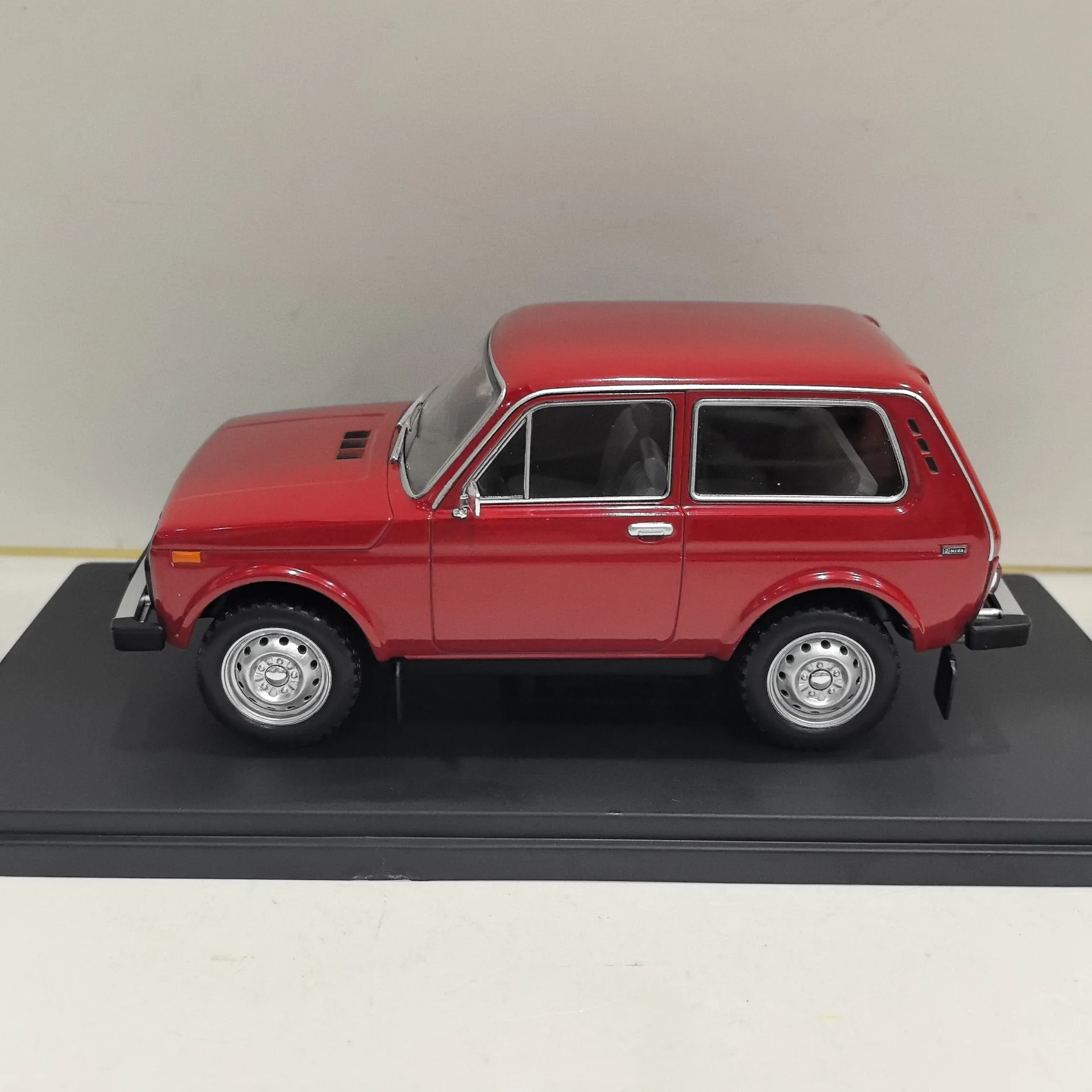 Moulé sous pression WHITEBOX 1/24 échelle LADA NIVA Lada K3X2 modèle de voiture en alliage jouet à collectionner cadeau Souvenir affichage ornement