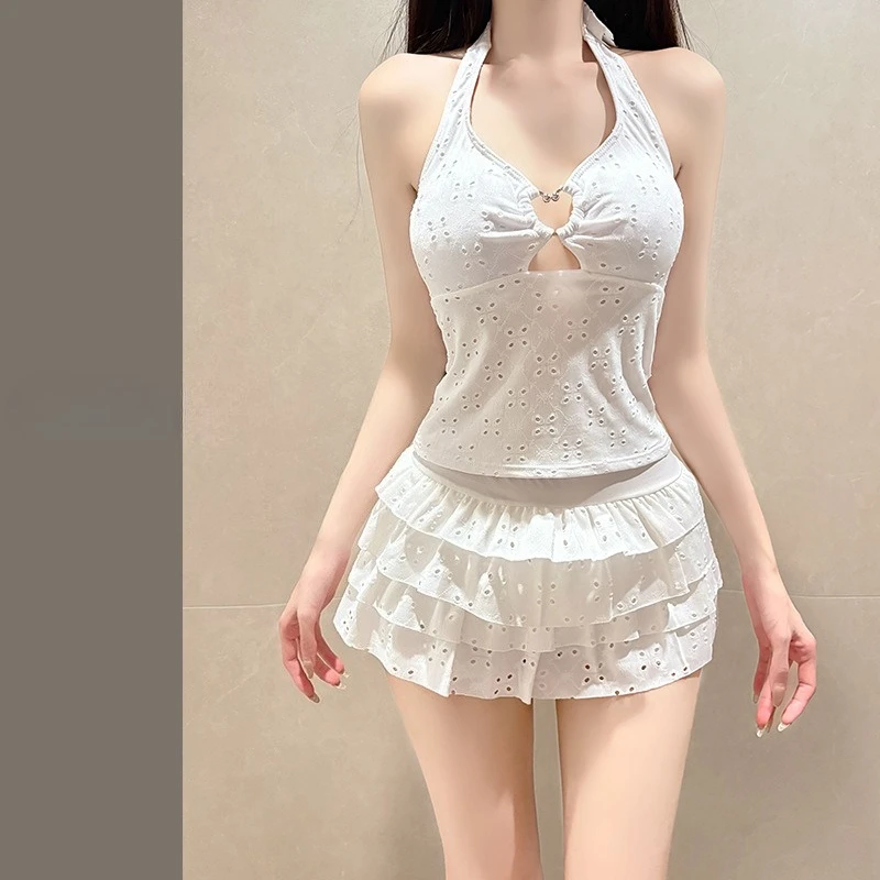 

Сексуальный белый мини-комплект бикини с вырезами, состоящий из двух частей: безрукавка с рюшами и юбка, милый и очаровательный купальник.