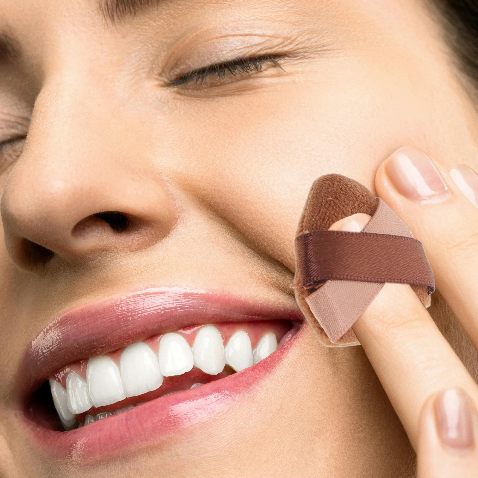 20 個ミニトライアングルパウダーパフ指のサイズのフェイスルースパウダーアプリケーターパッドベロアファンデーションブレンドスポンジツール